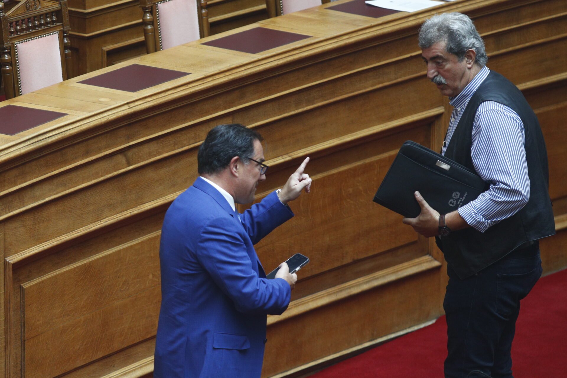 Βουλή: Έβγαλαν… μαχαίρια (ξανά) Άδωνις και Πολάκης (βίντεο)