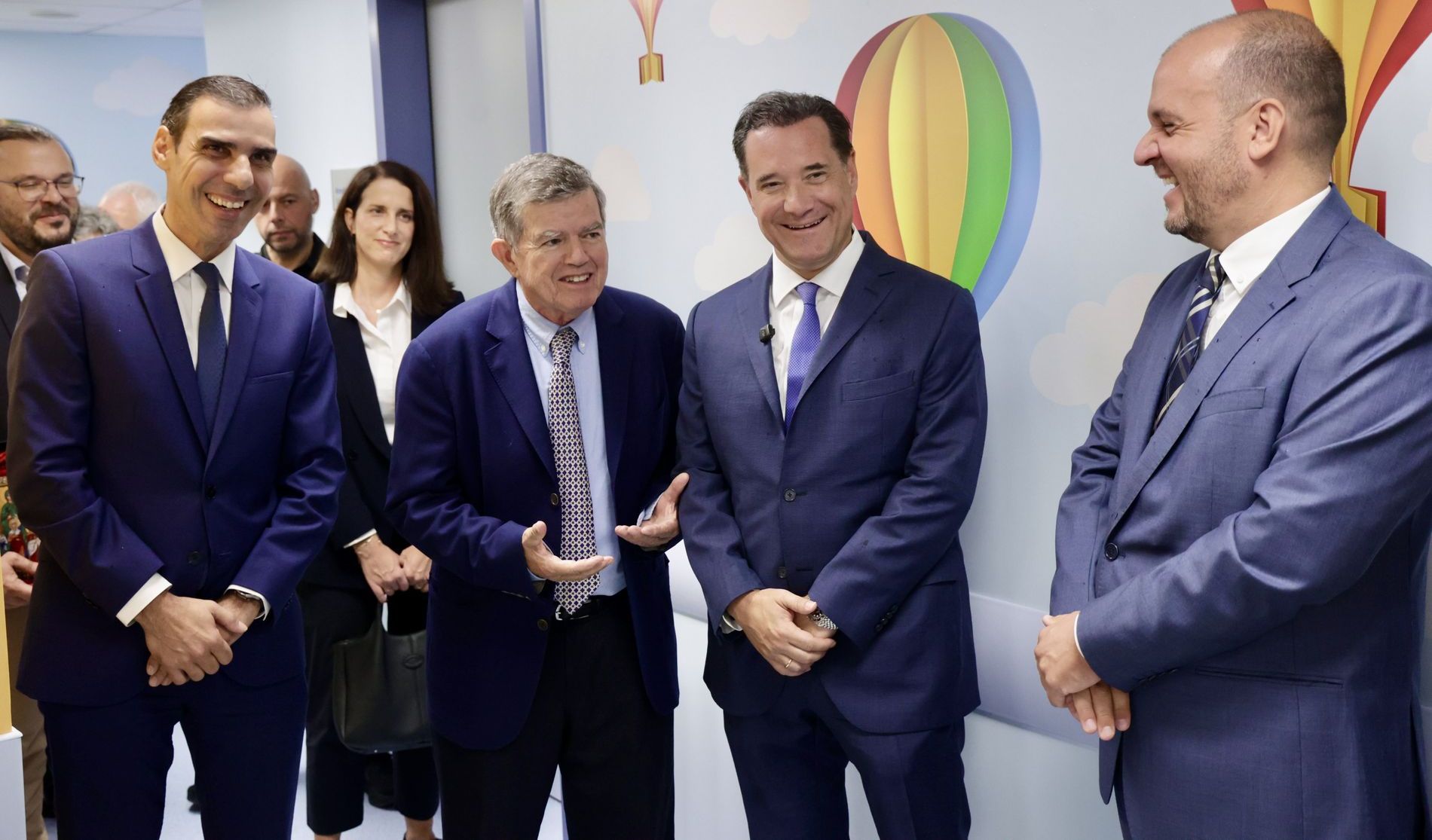 Σε δικό του «συννεφάκι» ο Άδωνις: Κορδέλες, αυτοθαυμασμός και… λουλούδια, ενώ το ΕΣΥ καταρρέει
