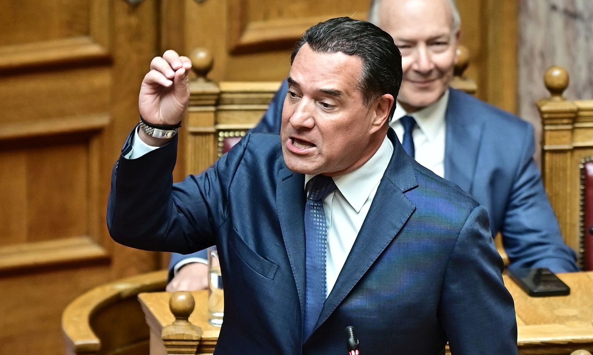 Ο Άδωνις πετάει το «μπαλάκι» στο Δένδια για το μνημείο του Αγνώστου Στρατιώτη – Επιτίθεται στους πολίτες που πενθούν