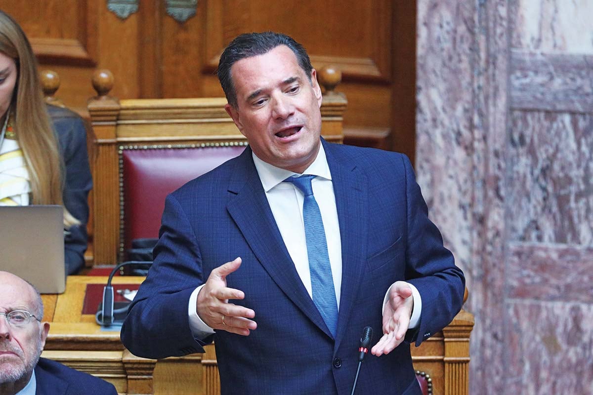 Του Άδωνι δεν του καίγεται καρφί…