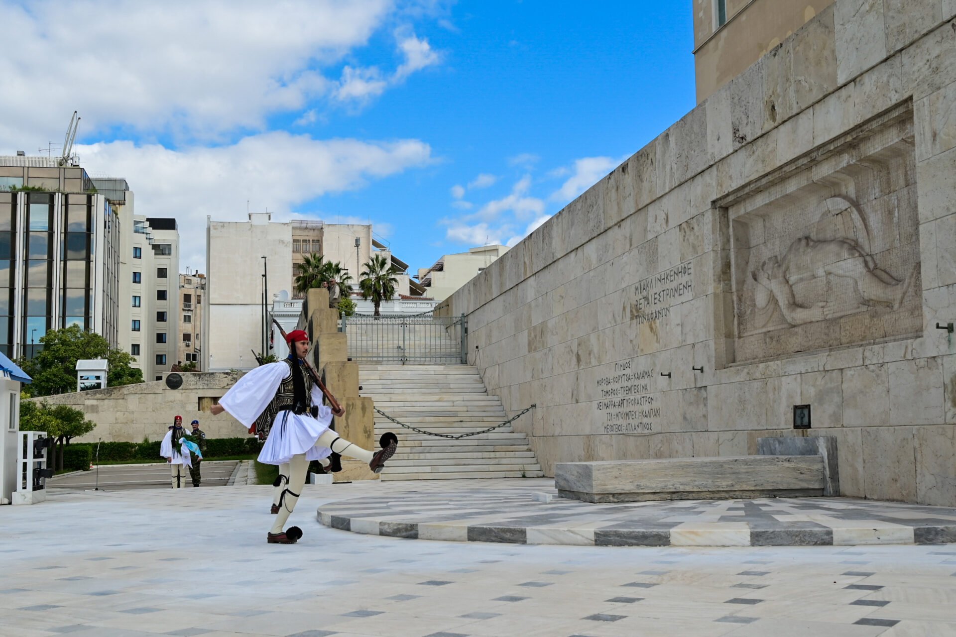 Παγίδα στον Άγνωστο Στρατιώτη στήνει ο Μητσοτάκης για τον Δένδια;
