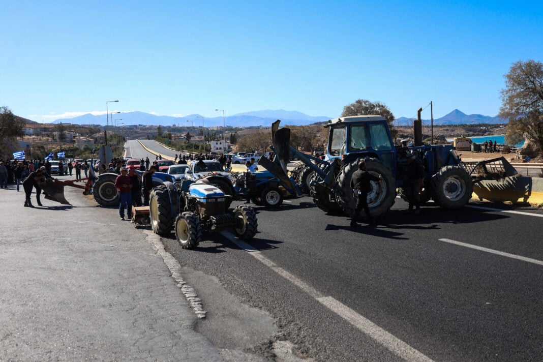 ΜΠΛΟΚΟ ΑΓΡΟΤΩΝ ΚΑΙ ΚΤΗΝΟΤΡΟΦΩΝ ΣΤΗΝ ΕΘΝΙΚΗ ΟΔΟ ΣΤΟ ΗΡΑΚΛΕΙΟ (ΣΤΕΦΑΝΟΣ ΡΑΠΑΝΗΣ/EUROKINISSI)