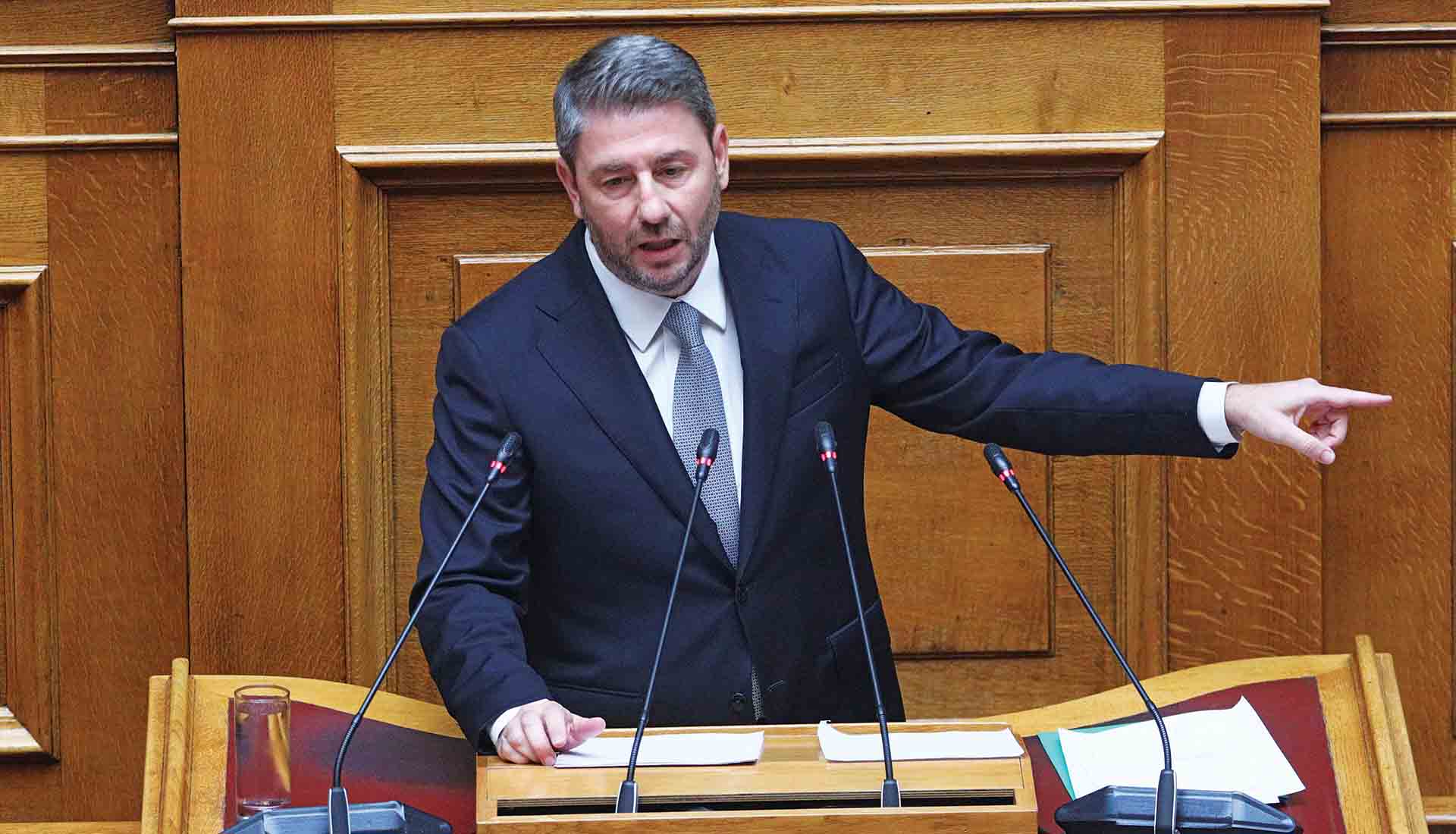 Δημοσκοπήσεις και φάουλ Ανδρουλάκη διχάζουν το ΠΑΣΟΚ