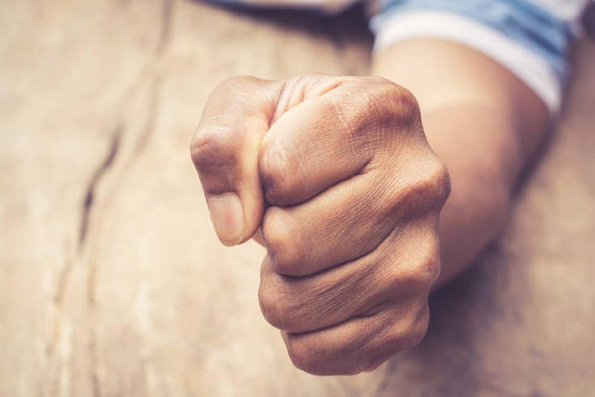 Ξυλοδαρμός μαθητών σε προαύλιο στην Κέρκυρα – Καθηγητής πήγε να τους χωρίσει και του πέταξαν σκούπα (vid)