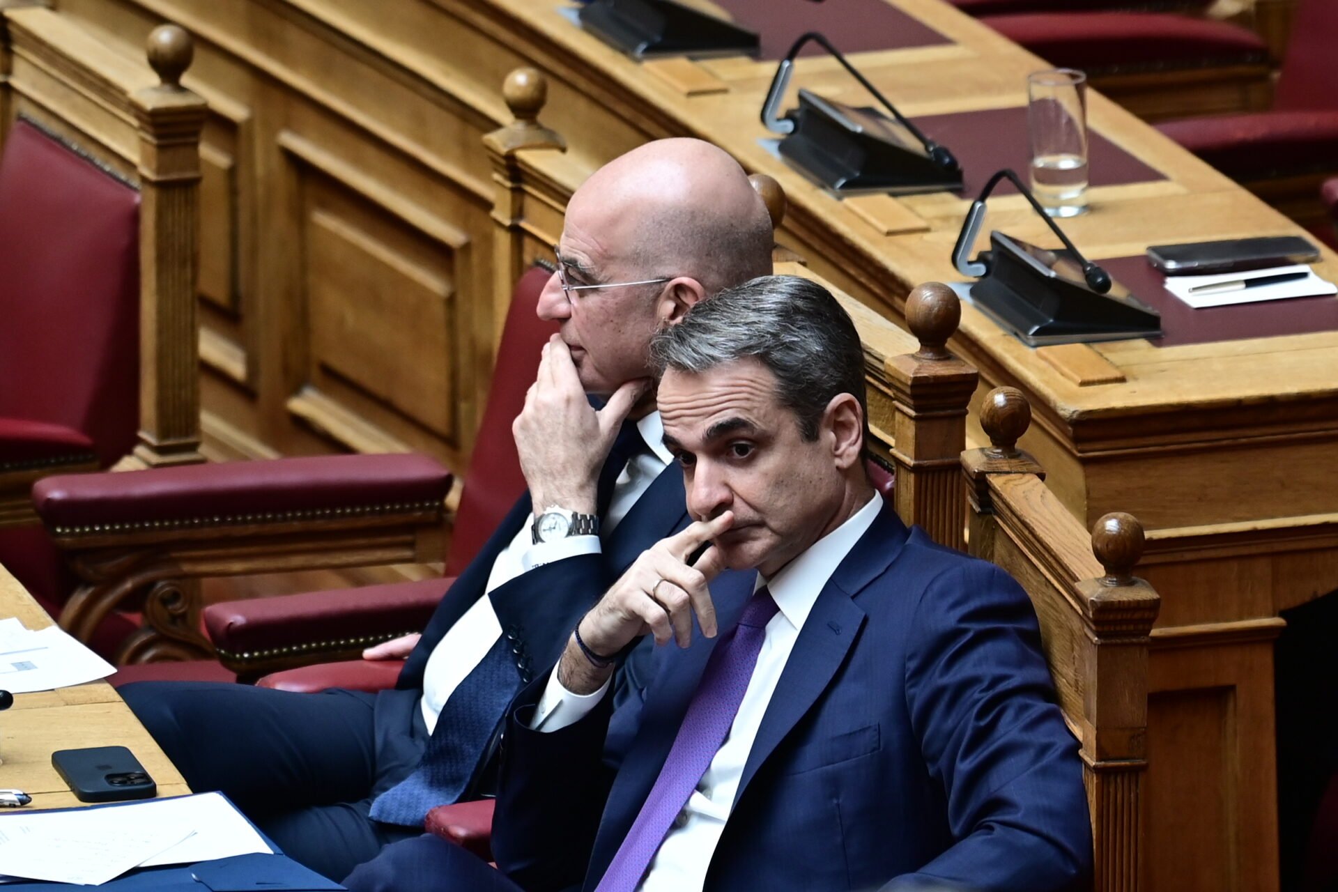 Ο Δένδιας άδειασε τον Μητσοτάκη την ώρα που μιλούσε στη Βουλή