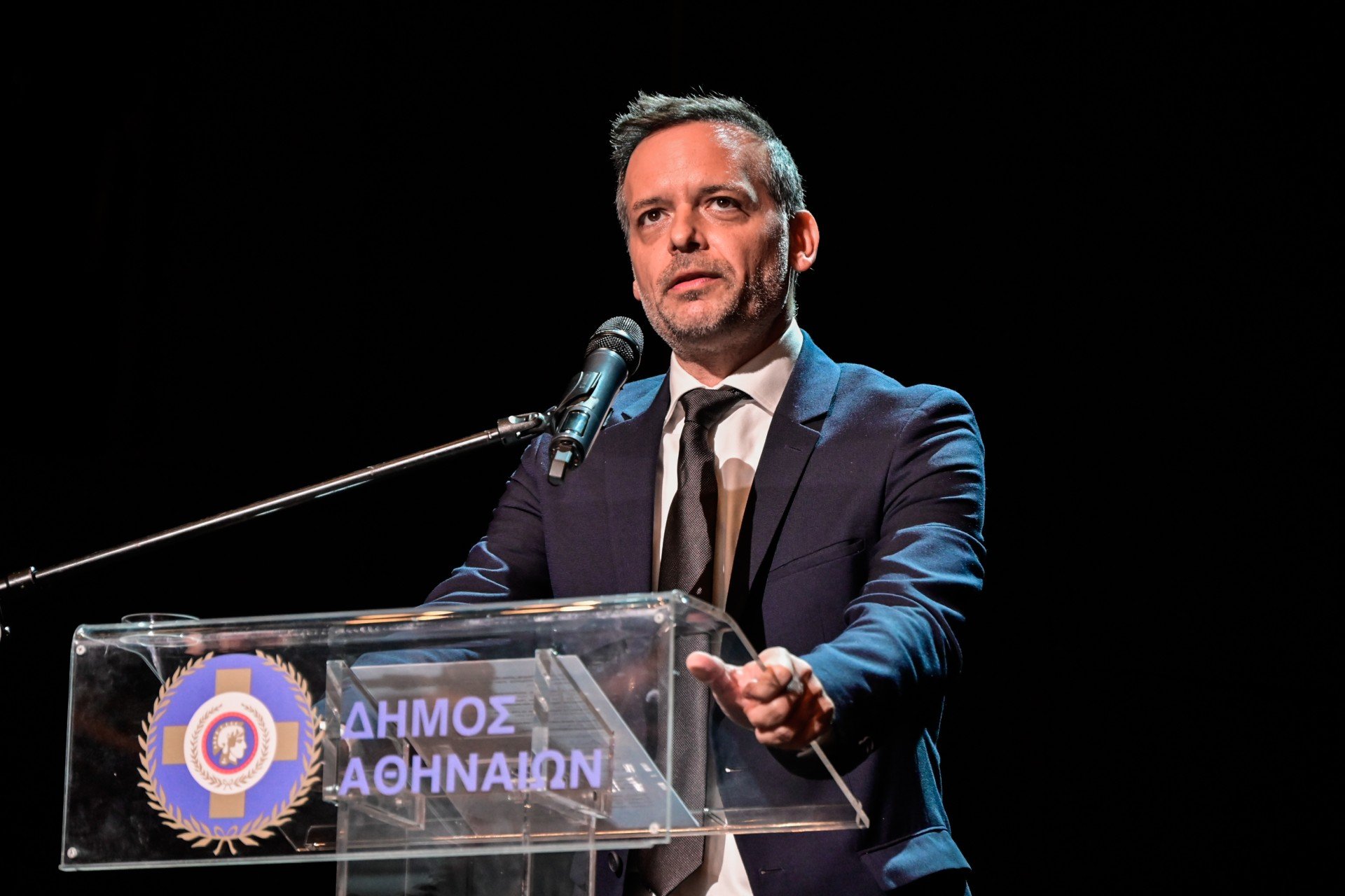 Ο Δούκας απαντά στο Μαξίμου για τον Άγνωστο Στρατιώτη: «Δεν θα σβήσω εγώ τα ονόματα των θυμάτων»