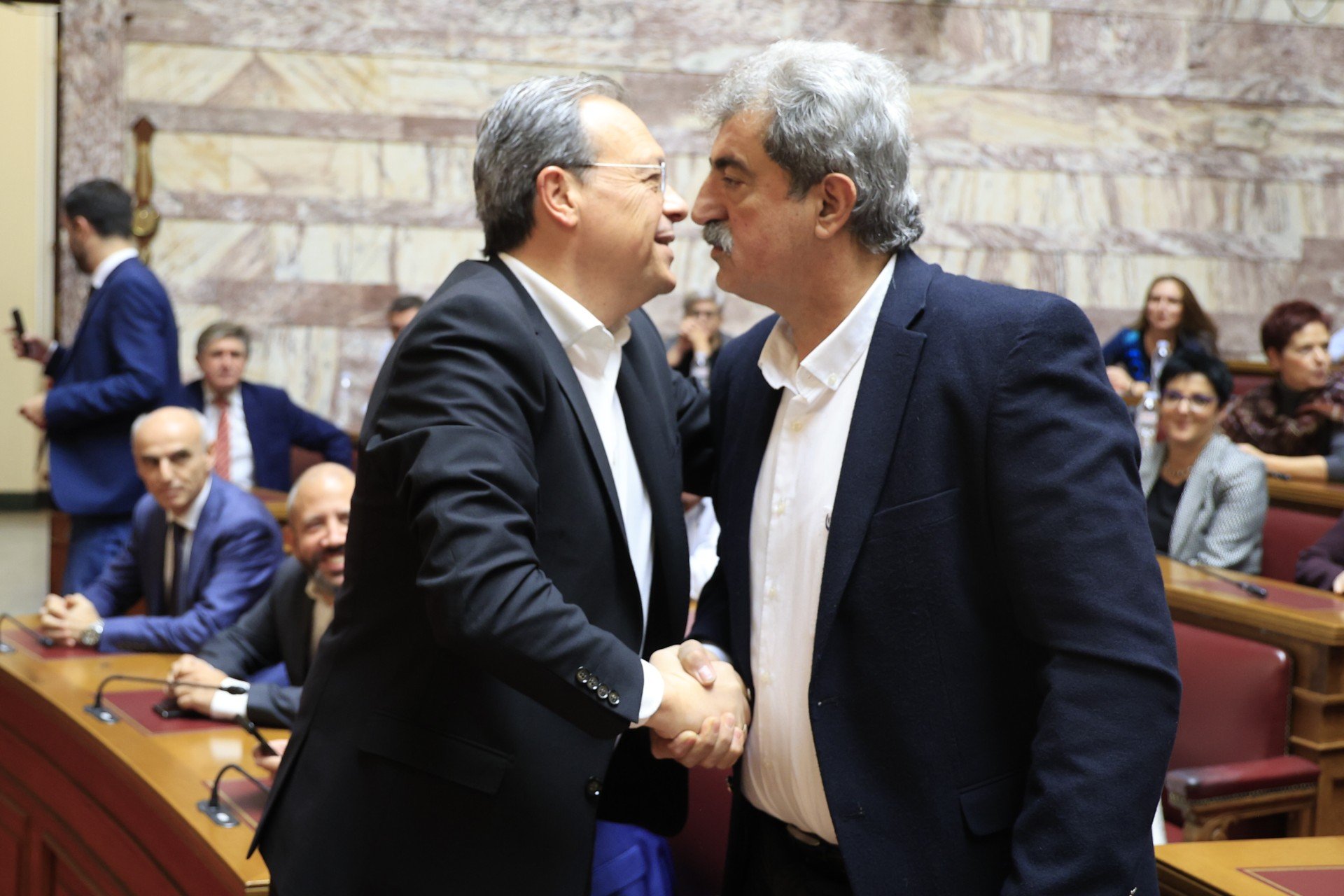 «Μαλλιά-κουβάρια» στον ΣΥΡΙΖΑ για το κόμμα Τσίπρα – Τι δείχνει δημοσκόπηση της Pulse (βίντεο)