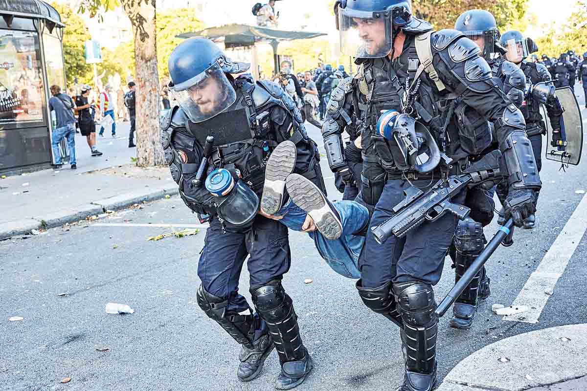 Σε απεργιακό κλοιό η Γαλλία