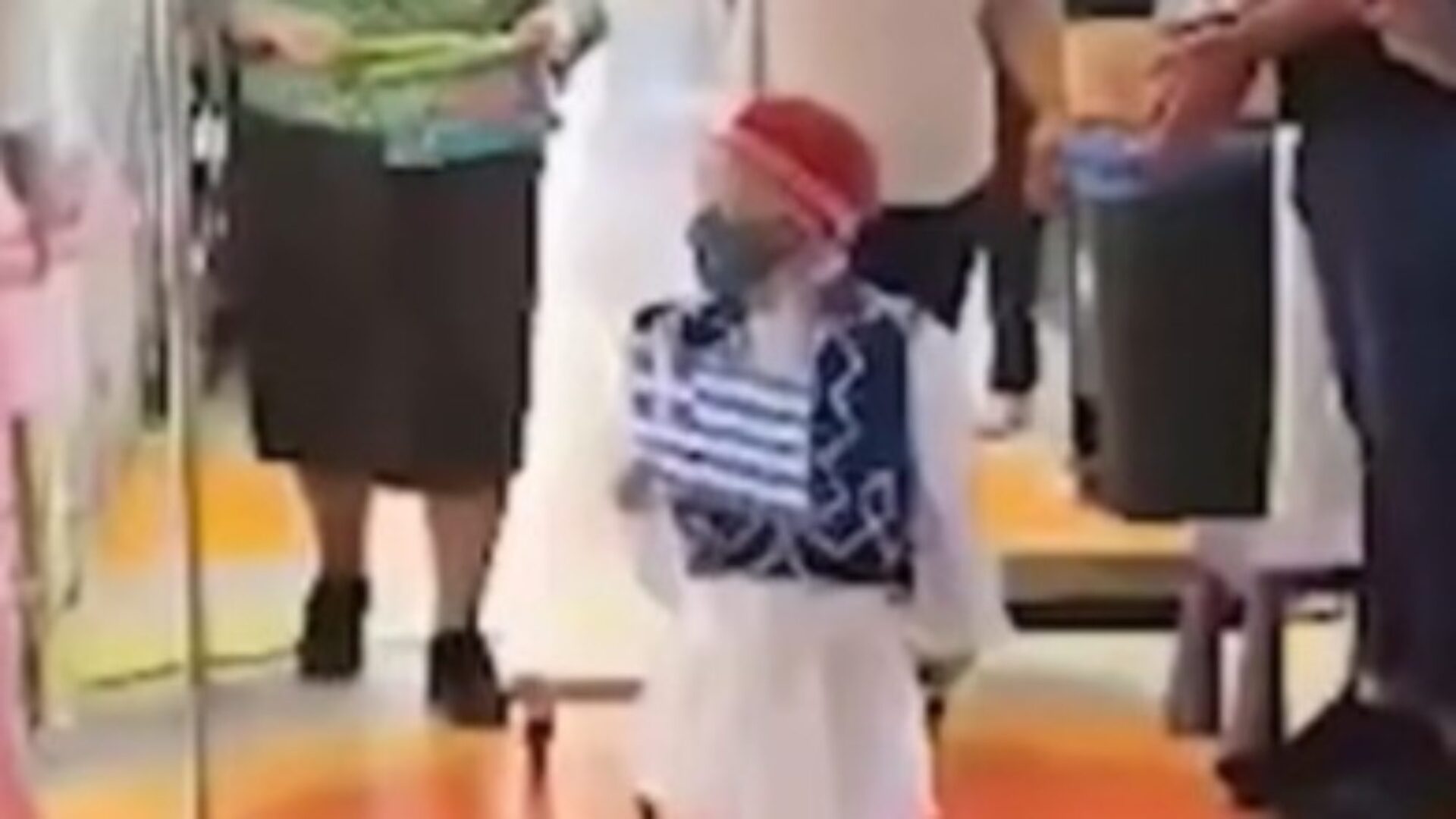 Ο μικρός Γαβριήλ τίμησε την 28η Οκτωβρίου με την πιο όμορφη παρέλαση (βίντεο)