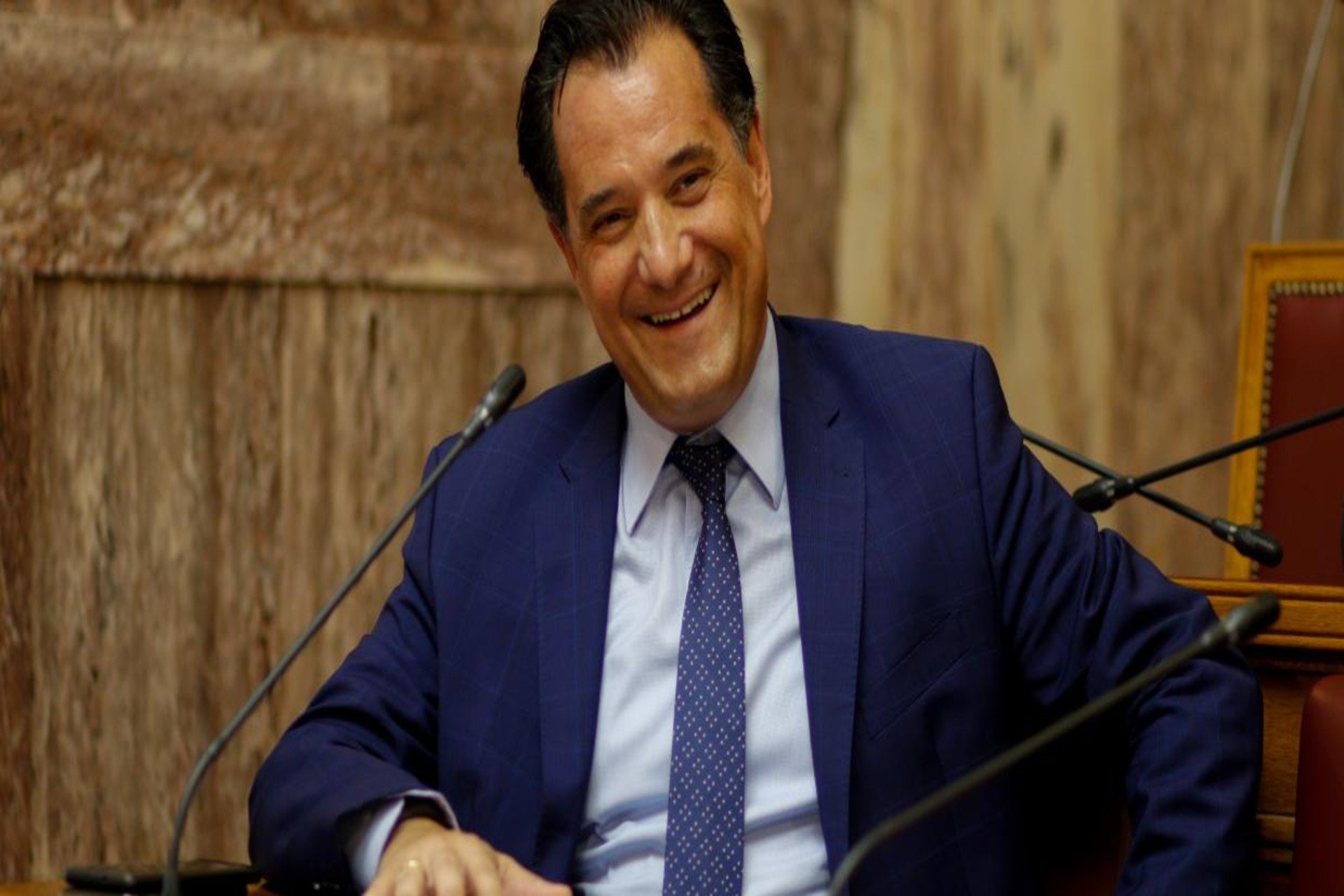 Ο κόσμος πεθαίνει περιμένοντας ασθενοφόρα και ο Άδωνις κάνει μποτέ: «Και μεταμόσχευση μαλλιών έχω κάνει και μπότοξ και κρέμες βάζω» (βίντεο)