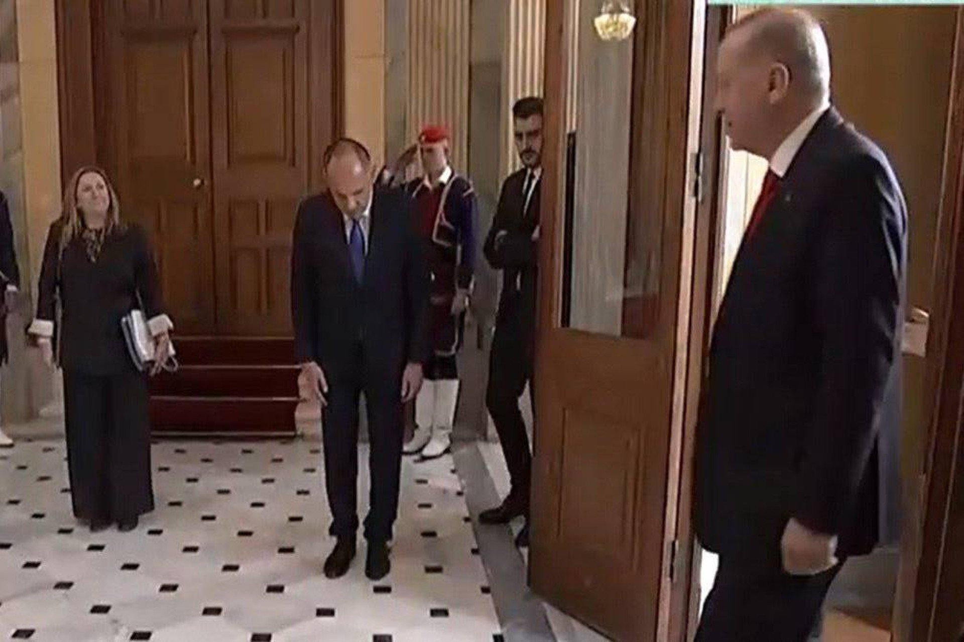 Ο «Άρχοντας των επικύψεων» λέει τώρα πως δεν διεξάγει μυστική διπλωματία με την Τουρκία…