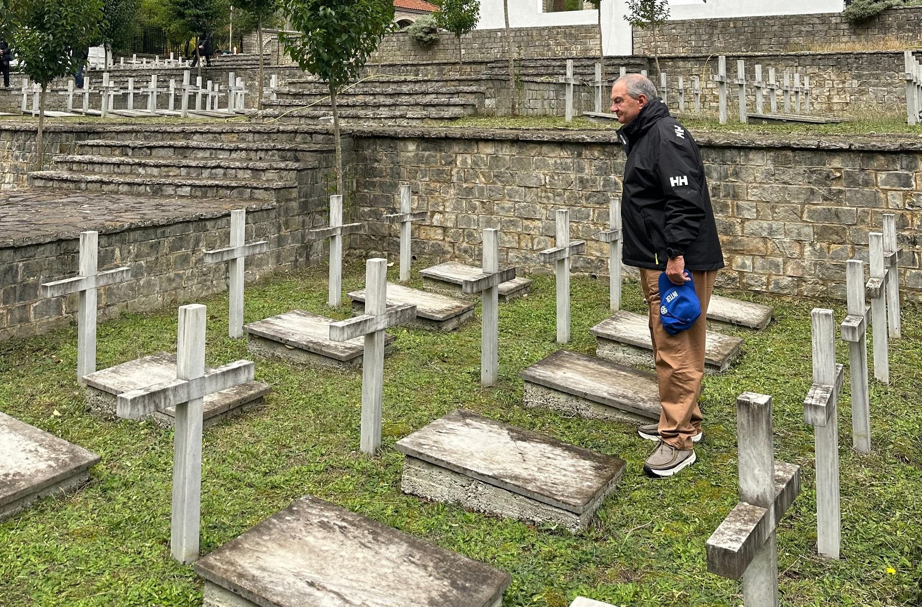 Στη Βόρεια Ήπειρο ο Κώστας Καραμανλής: Απέτισε φόρο τιμής στους ήρωες του ’40