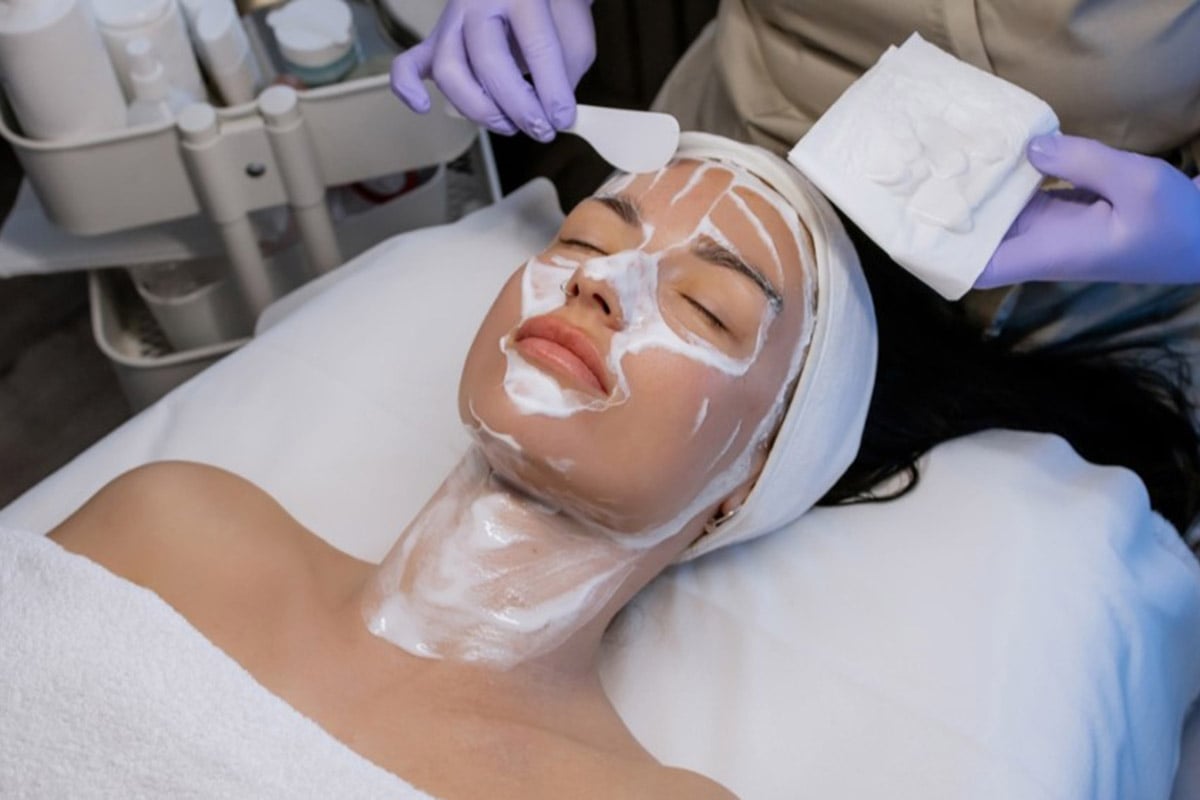 Καθαρισμός vs Θεραπείες λάμψης – Τι να κάνετε πρώτο;