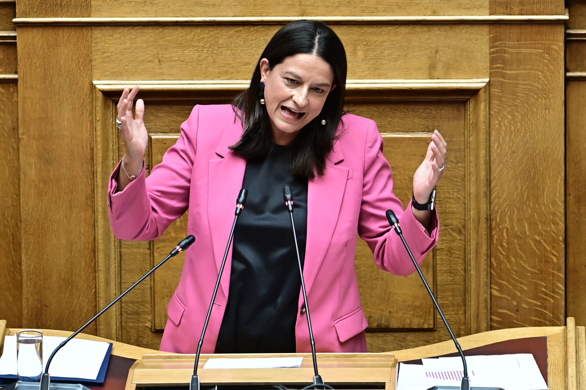Ομοβροντία στη βουλή από την αντιπολίτευση για το 13ωρο της Κεραμέως