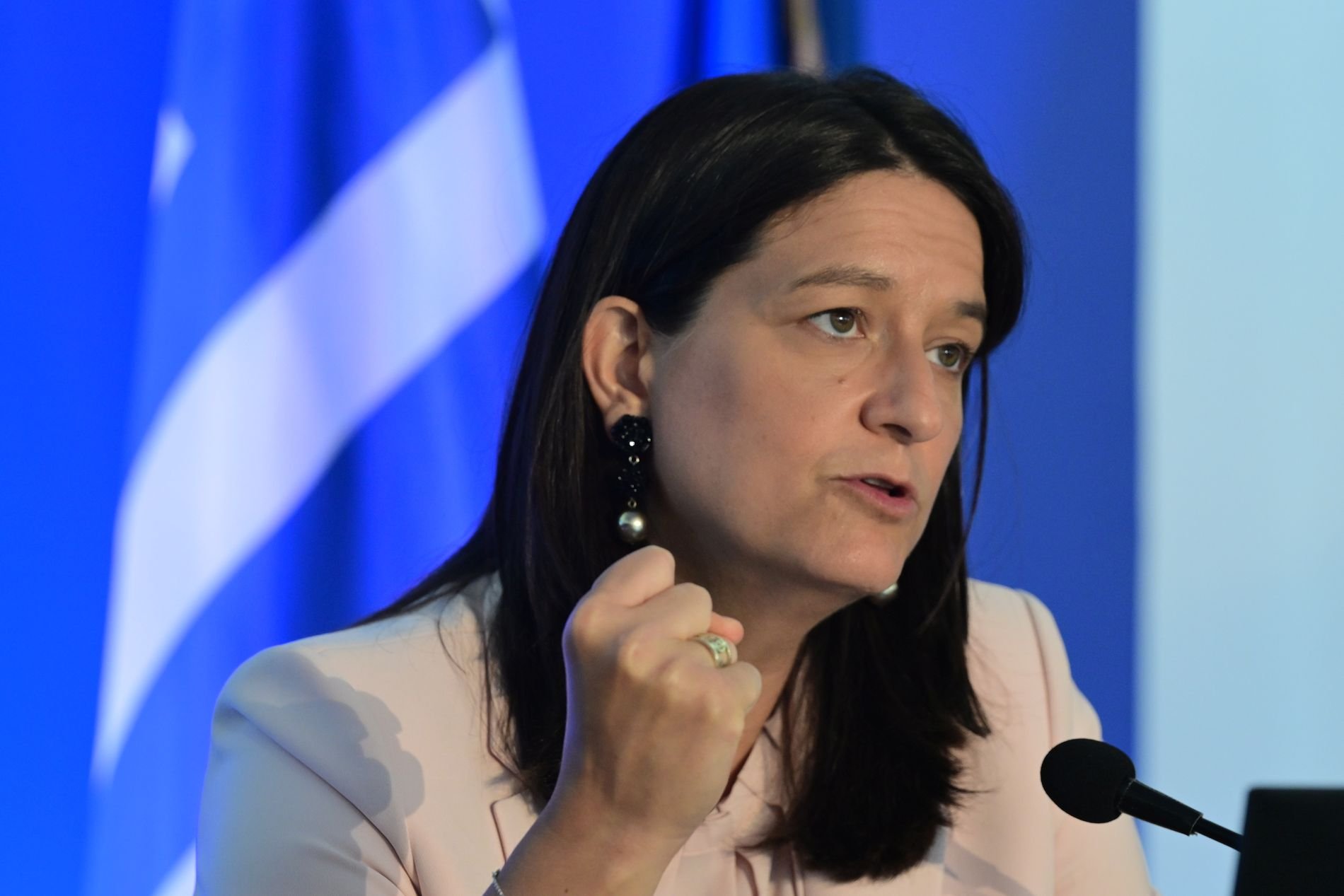 Η Κεραμέως με το 13ωρο  εγκλωβίζει τους Ελληνες  σε εργασιακό μεσαίωνα