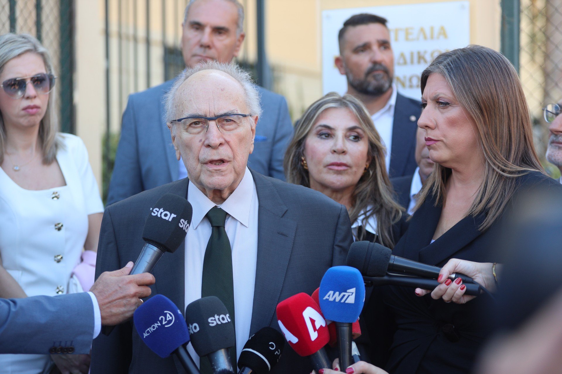 Παίζει τα “ρέστα” του ο Νίκος Κωνσταντόπουλος: Απέλπιδα προσπάθεια να προωθήσει την κόρη του! (βίντεο)