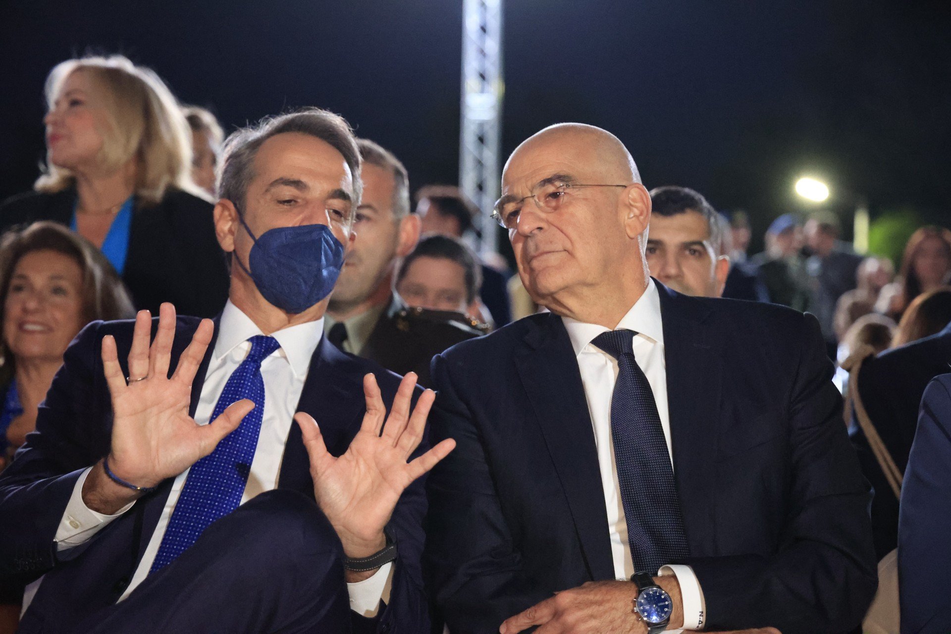 Ο Μητσοτάκης παρά τον κορωνοϊό δίπλα δίπλα με τον Δένδια στην εκδήλωση στο Πεντάγωνο (live)