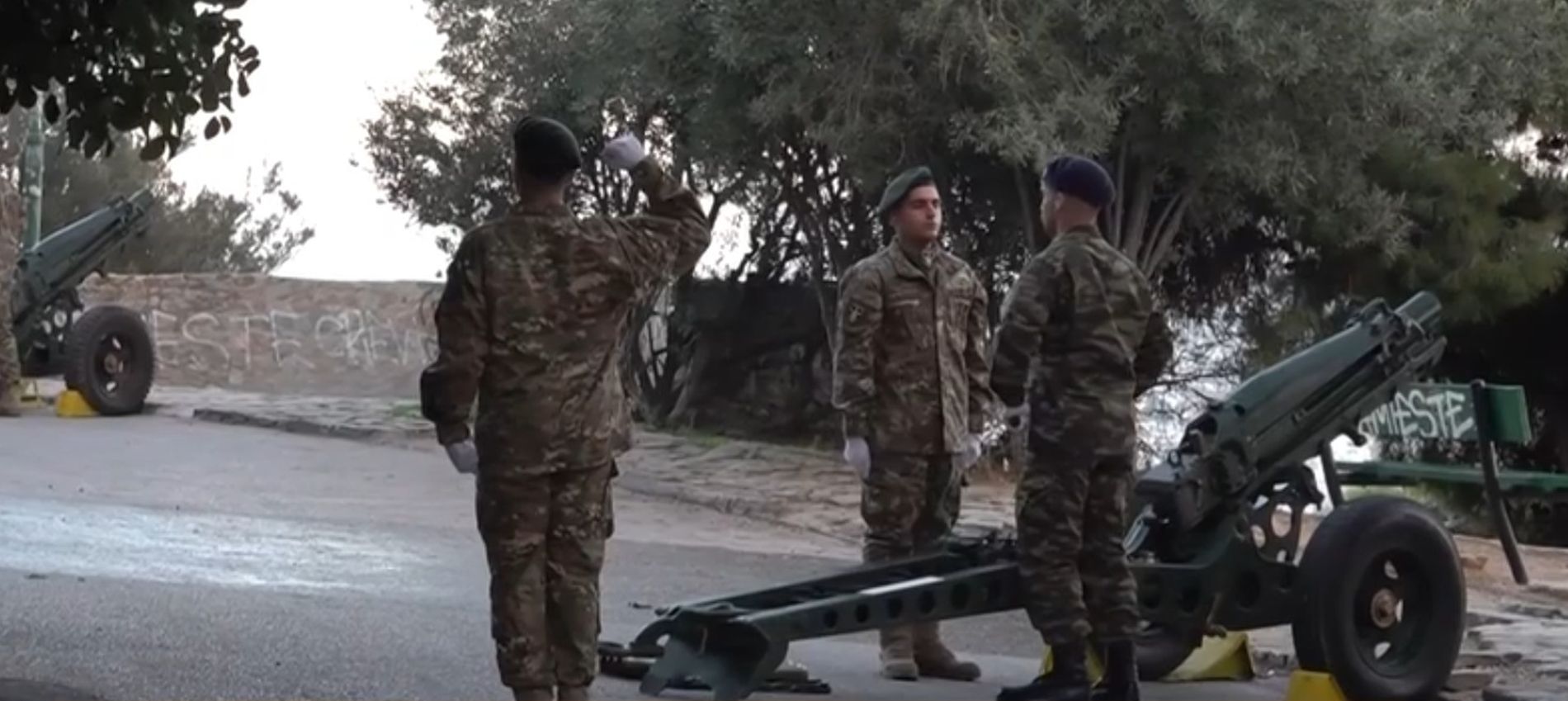 «Έπεσαν» οι 21 κανονιοβολισμοί από τον Λυκαβηττό για την επέτειο της 28ης Οκτωβρίου (video)