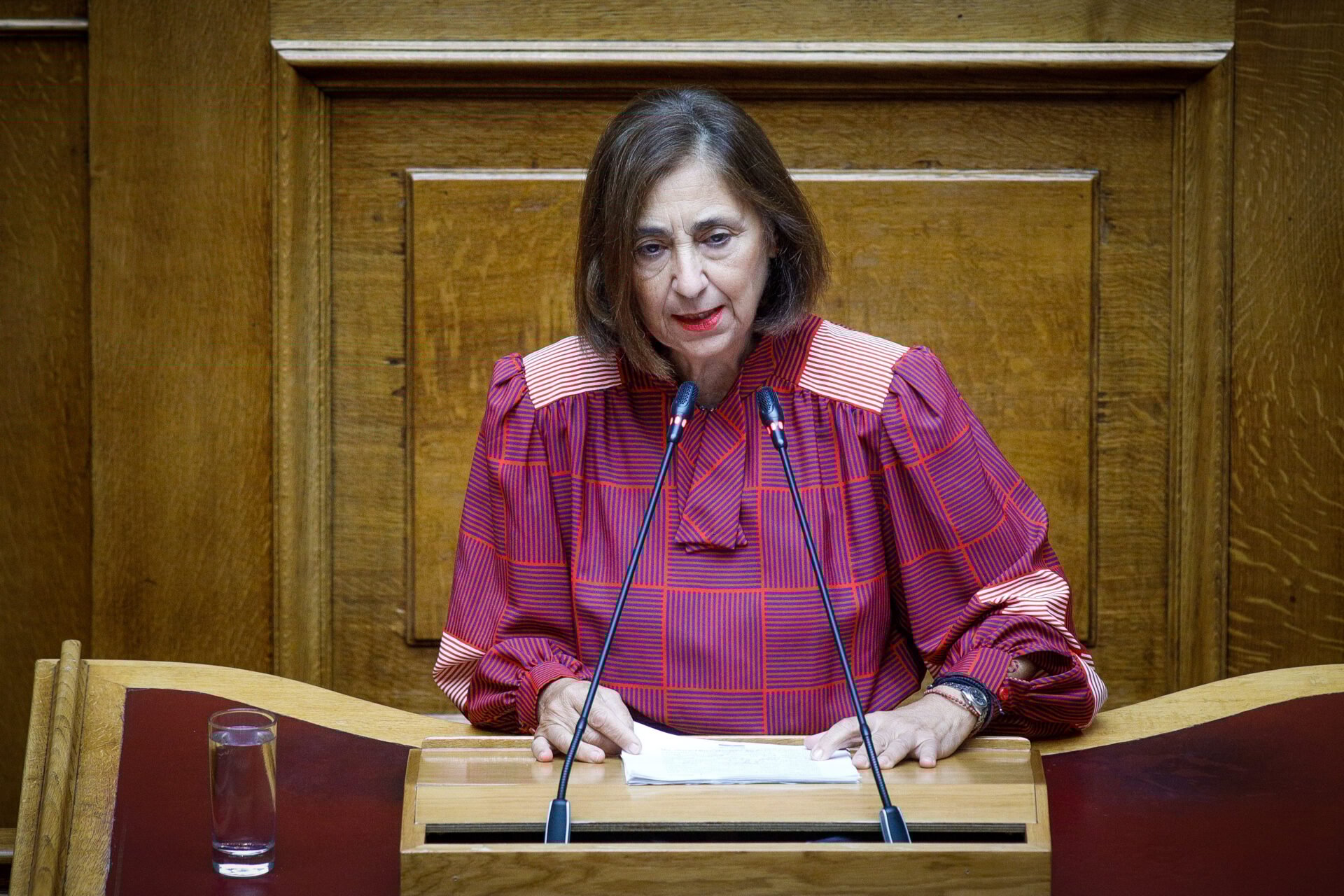 Διακόπηκε λόγω λιποθυμίας βουλευτού η συνεδρίαση της Ολομέλειας για το εργασιακό