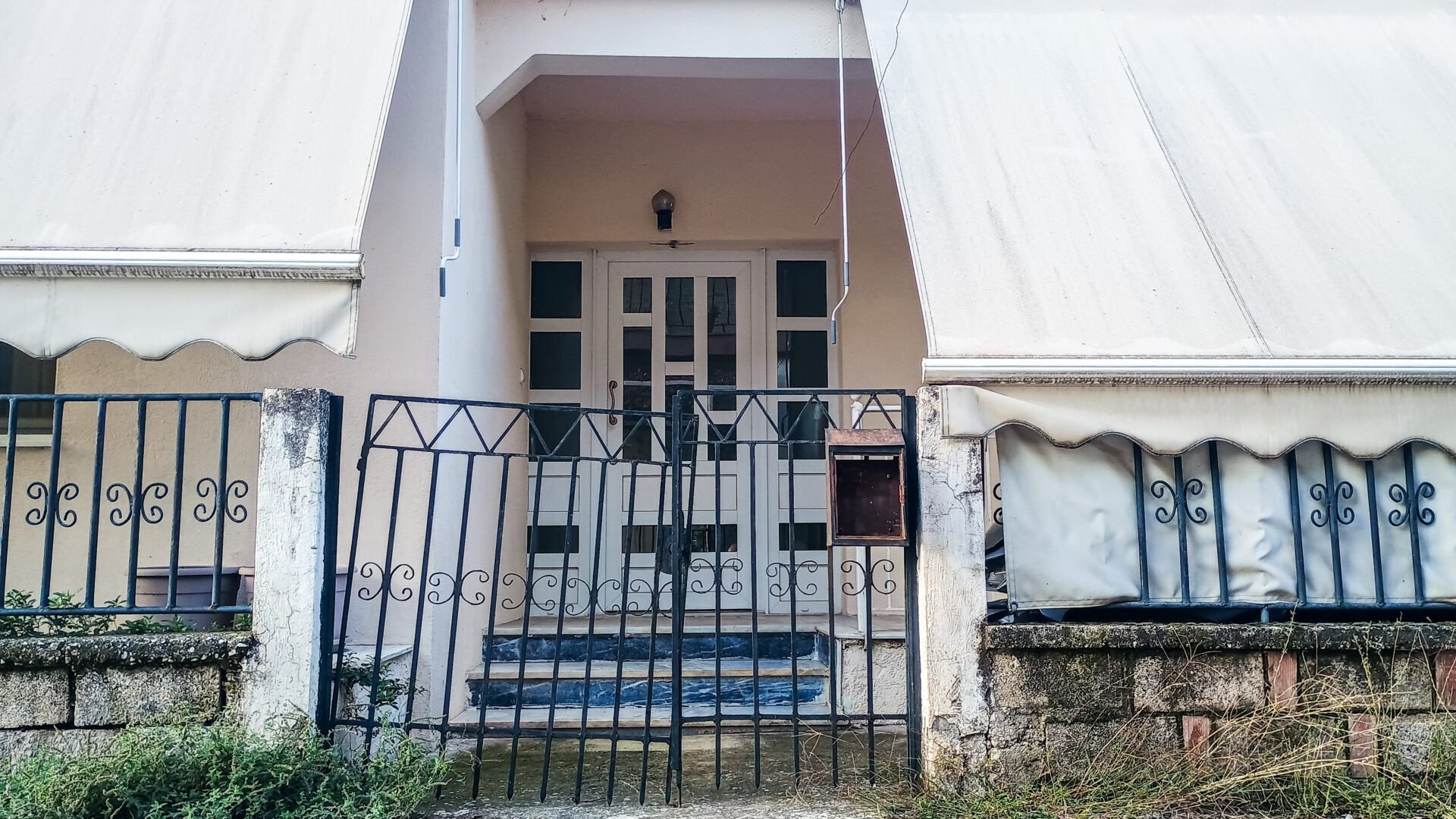 Τρίκαλα: «Δεν είχε ιδιαίτερες κοινωνικές επαφές» λένε γείτονες για την 54χρονη που την έπνιξε ο γιος της.