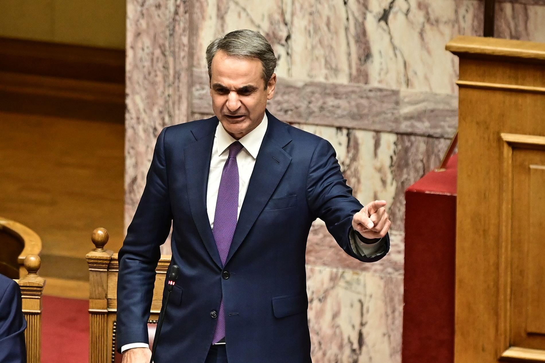 «Κανείς δεν θα πάει να ξαναγράψει ονόματα στο μνημείο»: Η επίθεση Μητσοτάκη στους συγγενείς θυμάτων και η απάντηση για Δένδια