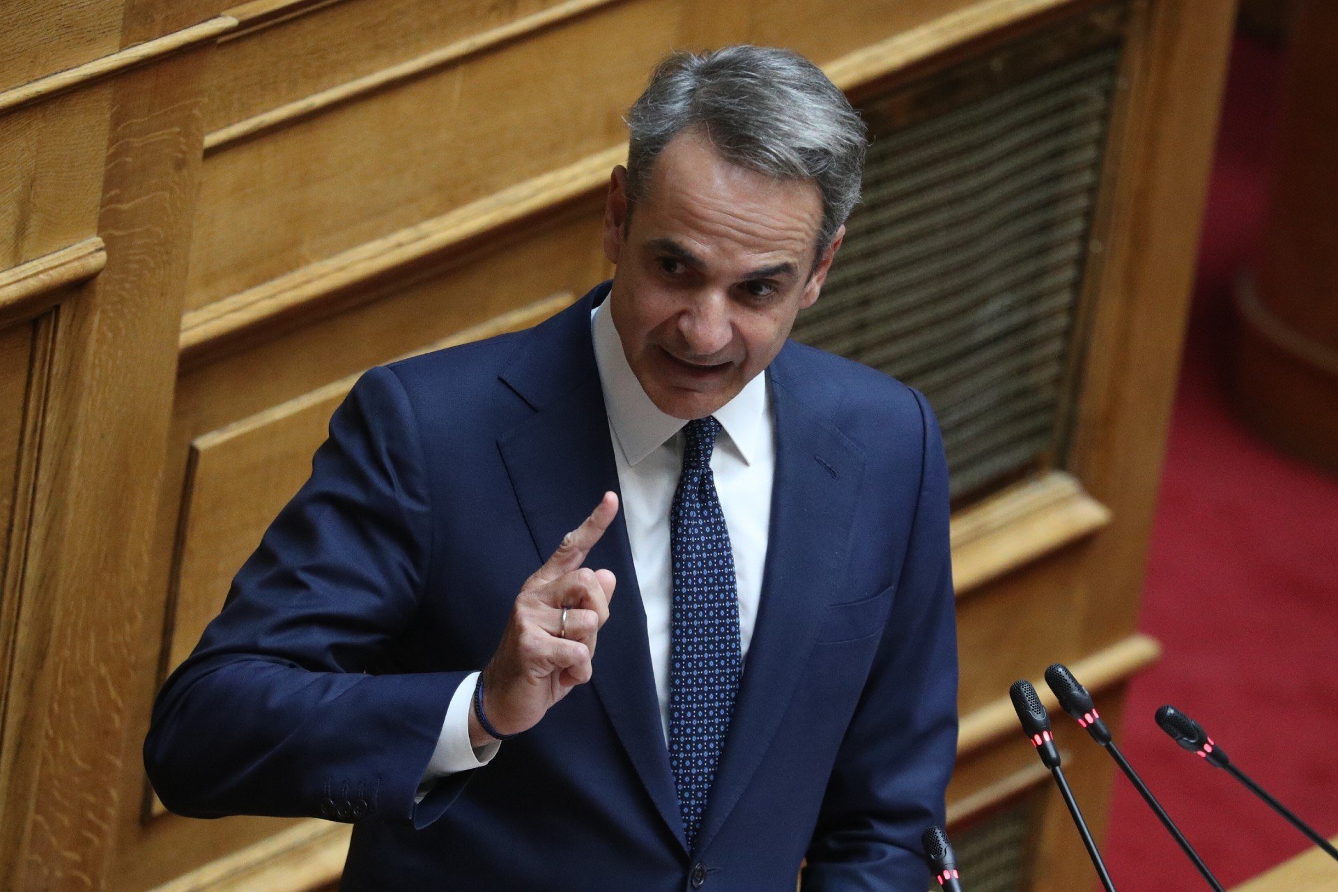 Ο Κυριάκος αποθεώνει Μητσοτάκη: Ρεσιτάλ αλαζονείας στη Βουλή! (βίντεο)