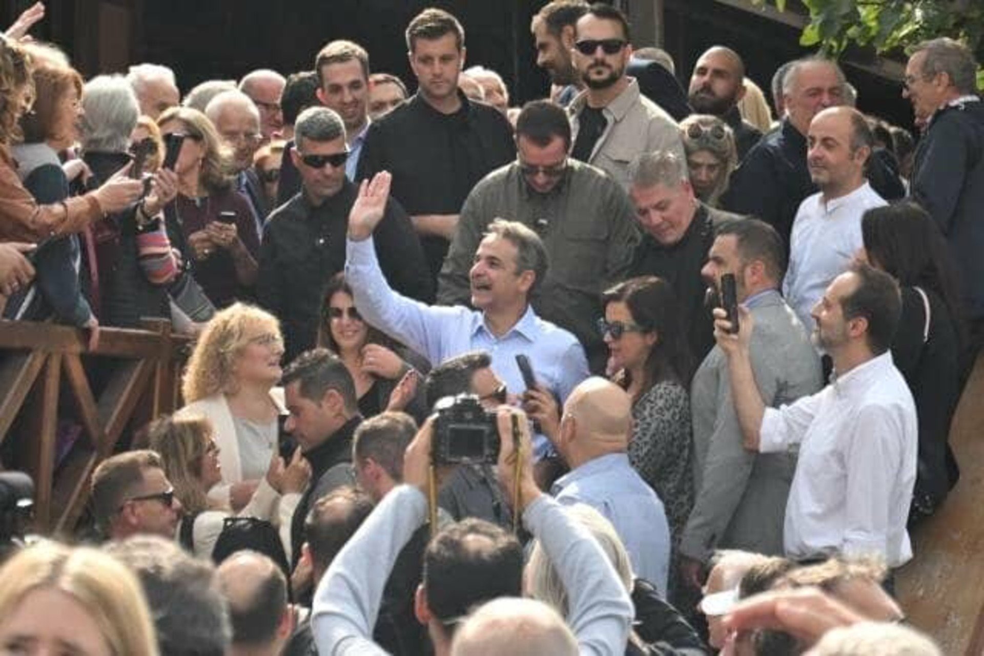Ο λαοπρόβλητος Mητσοτάκης κυκλοφορεί με τουλάχιστον 10 καλωδιωμένους σωματοφύλακες και υπόσχεται τα πάντα σε όλους