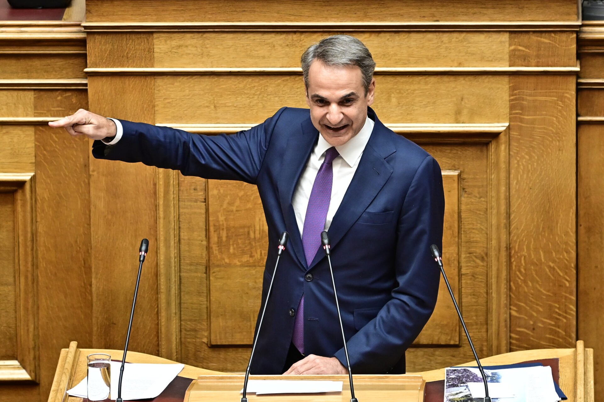 Βουλή: Τυμβωρυχία Μητσοτάκη με την Ιστορία και τους νεκρούς των Τεμπών