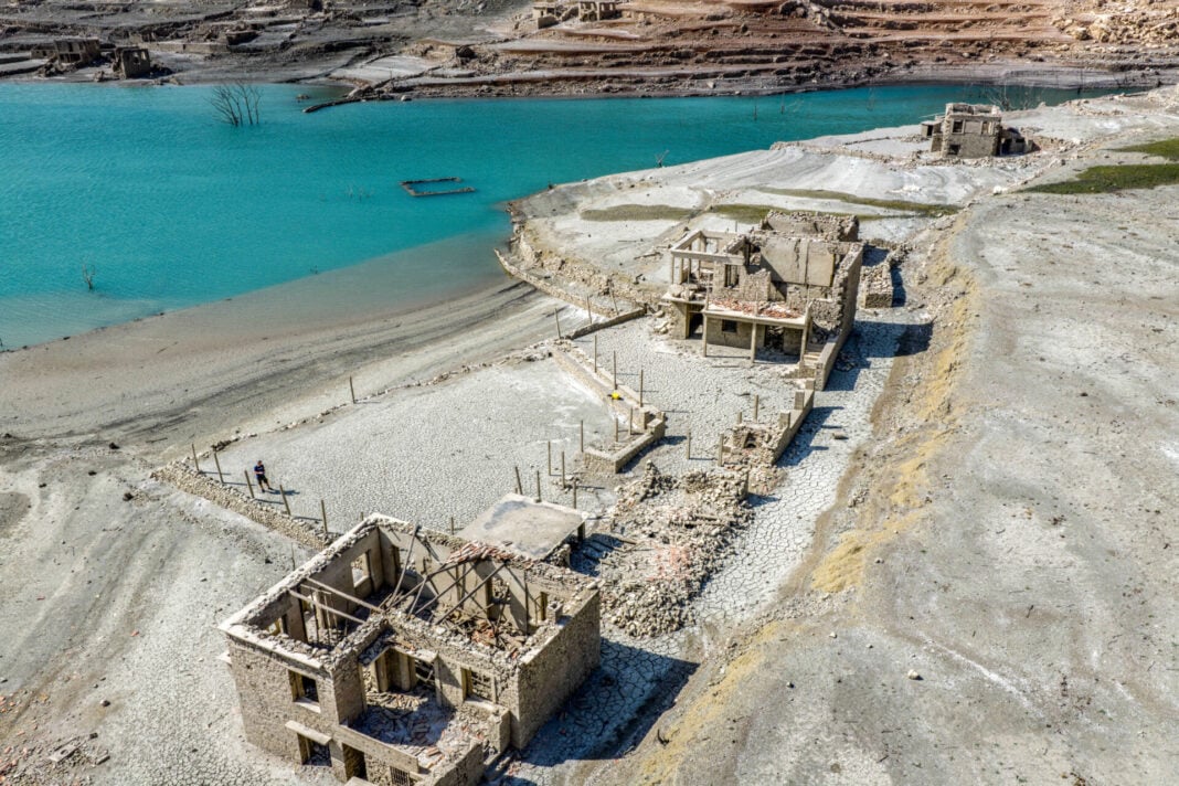 ΤΟ ΒΥΘΙΣΜΕΝΟ ΧΩΡΙΟ ΚΑΛΛΙΟ ΑΝΑΔΥΘΗΚΕ ΑΠΟ ΤΑ ΝΕΡΑ ΤΗΣ ΤΕΧΝΗΤΗΣ ΛΙΜΝΗΣ ΤΟΥ ΜΟΡΝΟΥ ΛΟΓΩ ΤΗΣ ΠΑΡΑΤΕΤΑΜΕΝΗΣ ΛΕΙΨΥΔΡΙΑΣ (ΑΝΤΩΝΗΣ ΝΙΚΟΛΟΠΟΥΛΟΣ / EUROKINISSI)