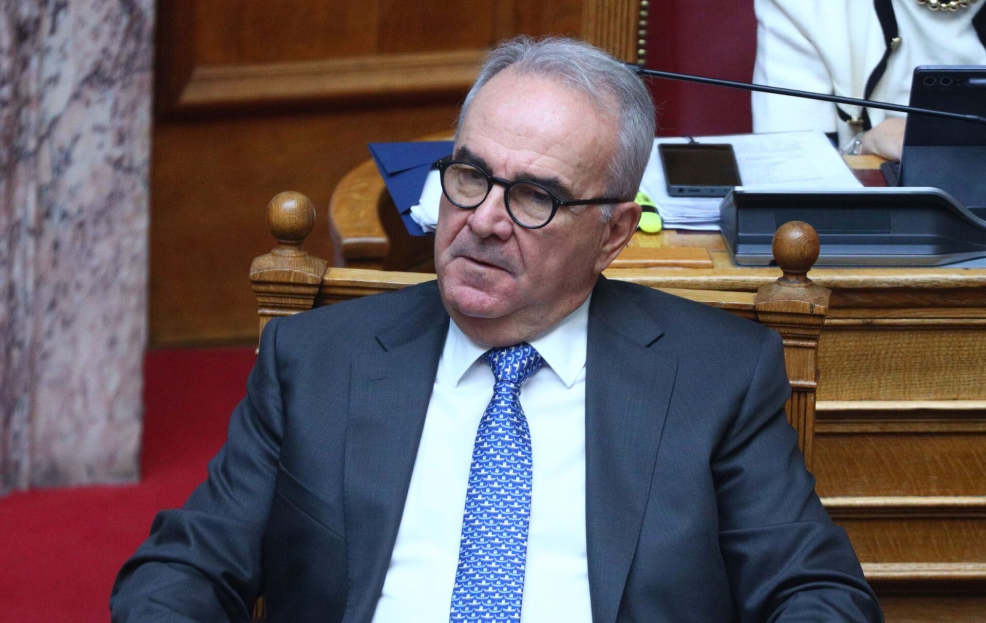 Σε δική του πραγματικότητα ο Παπαθανάσης: «Είμαστε στις πρώτες χώρες αποταμίευσης», λέει