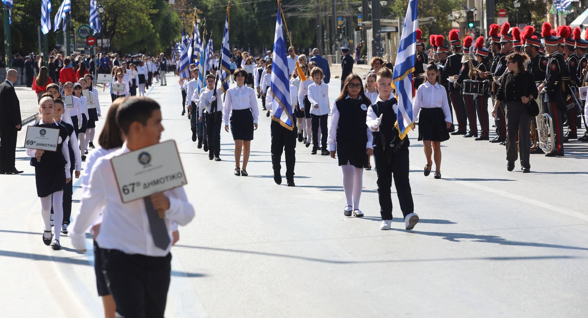 Ολοκληρώθηκε η μαθητική παρέλαση στο Σύνταγμα για την Εθνική επέτειο – Δείτε φωτογραφίες και βίντεο