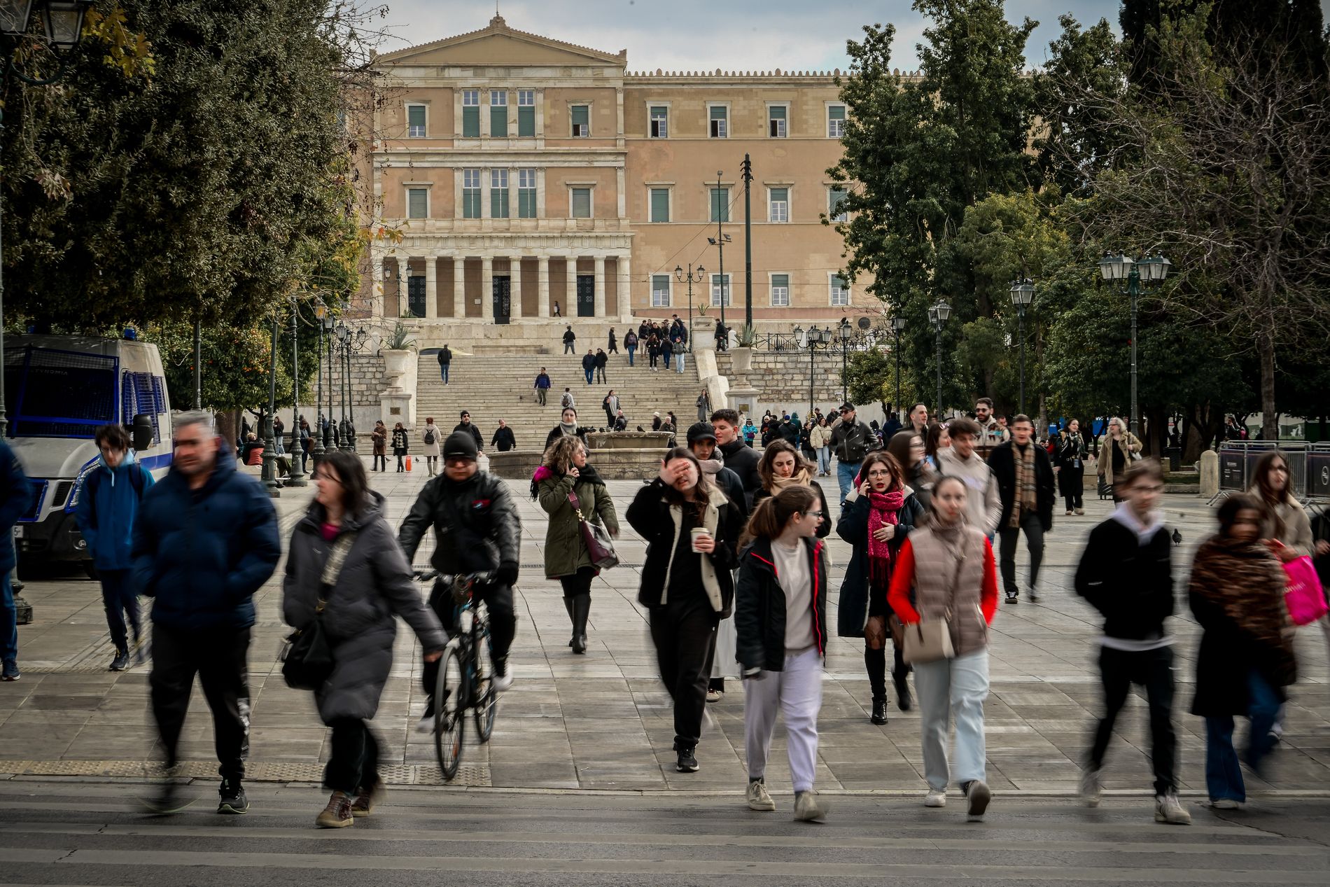 Έρευνα-σοκ: Μόνο ένας στους πέντε νέους εμπιστεύεται δικαιοσύνη και κυβέρνηση