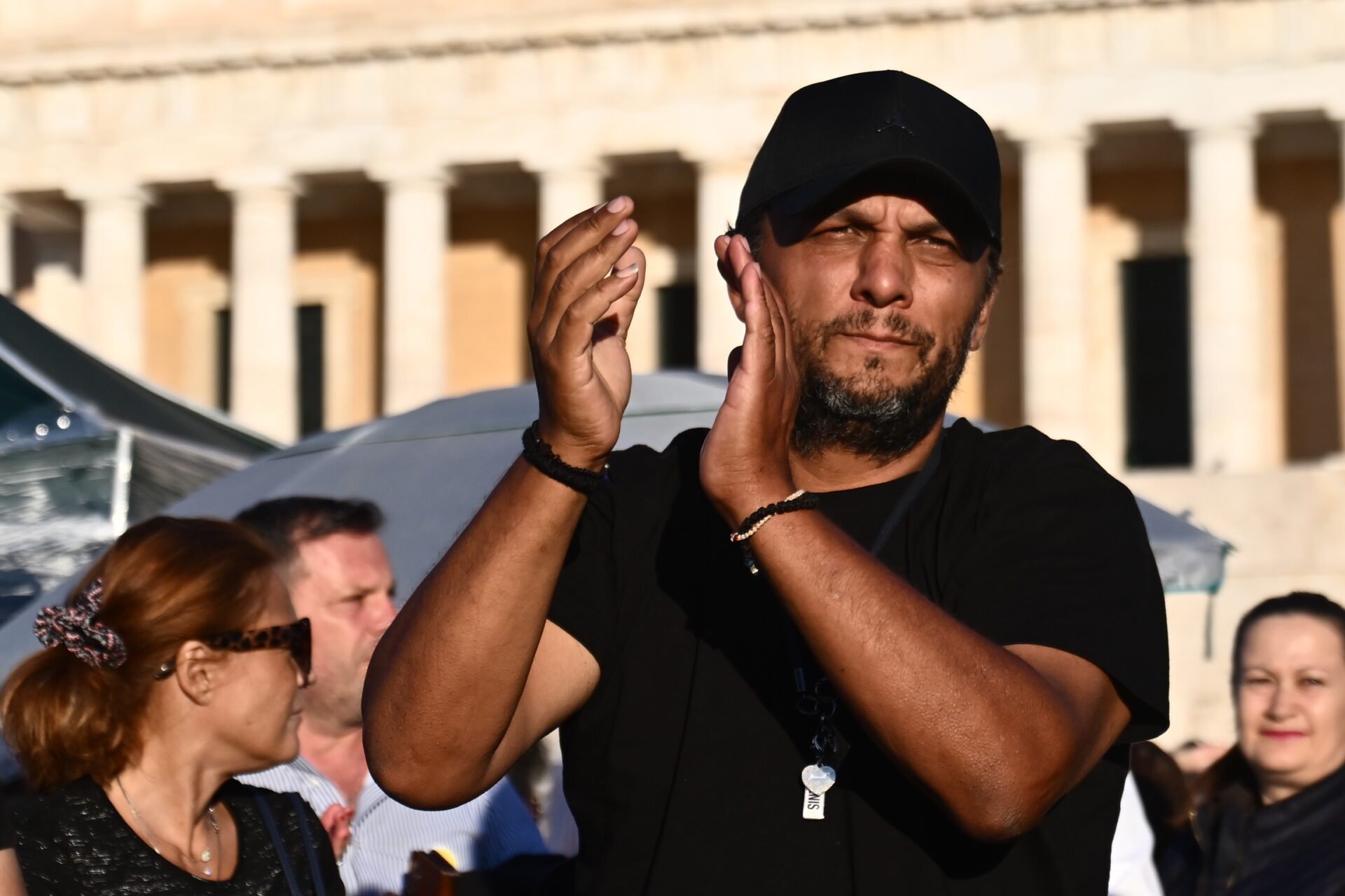 Οργή με την προσπάθεια του Ρωμανού να ξεπλύνει τη σιωπή της κυβέρνησης: «Δεν παρεμβαίνουμε στη δικαιοσύνη»