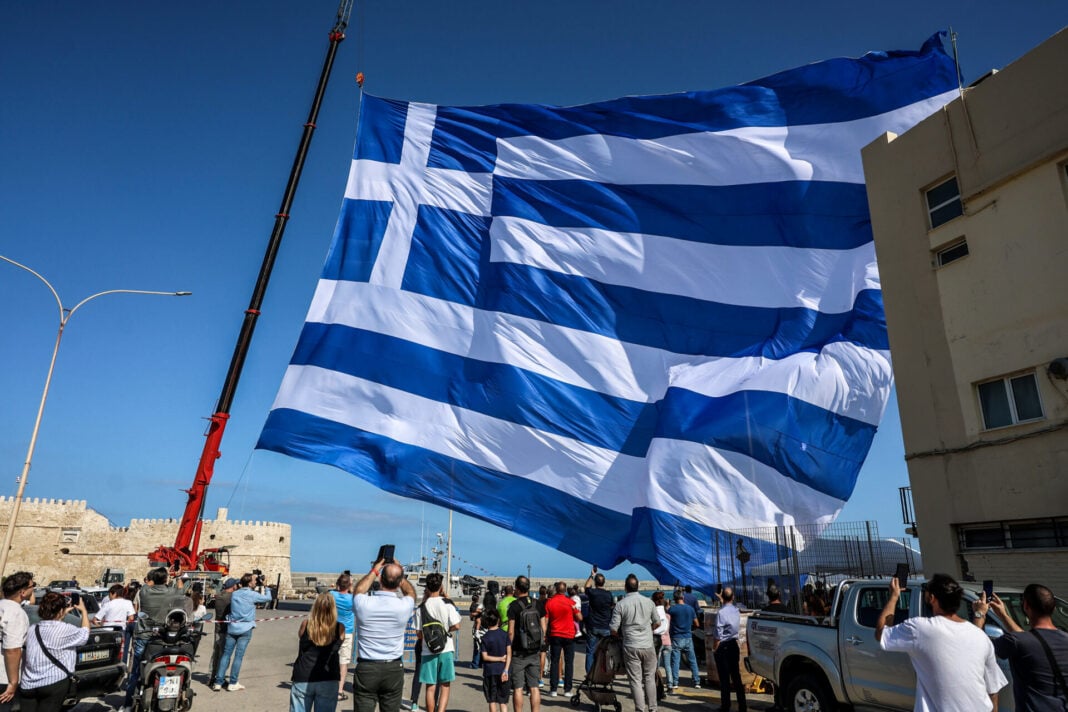 ΓΙΓΑΝΤΙΑΙΑ ΣΗΜΑΙΑ ΥΨΩΘΗΚΕ ΣΤΟ ΛΙΜΑΝΙ ΤΟΥ ΗΡΑΚΛΕΙΟΥ ΓΙΑ ΤΗΝ ΕΘΝΙΚΗ ΕΠΕΤΕΙΟ ΤΗΣ 28ης ΟΚΤΩΒΡΙΟΥ 1940 (ΣΤΕΦΑΝΟΣ ΡΑΠΑΝΗΣ/EUROKINISSI)