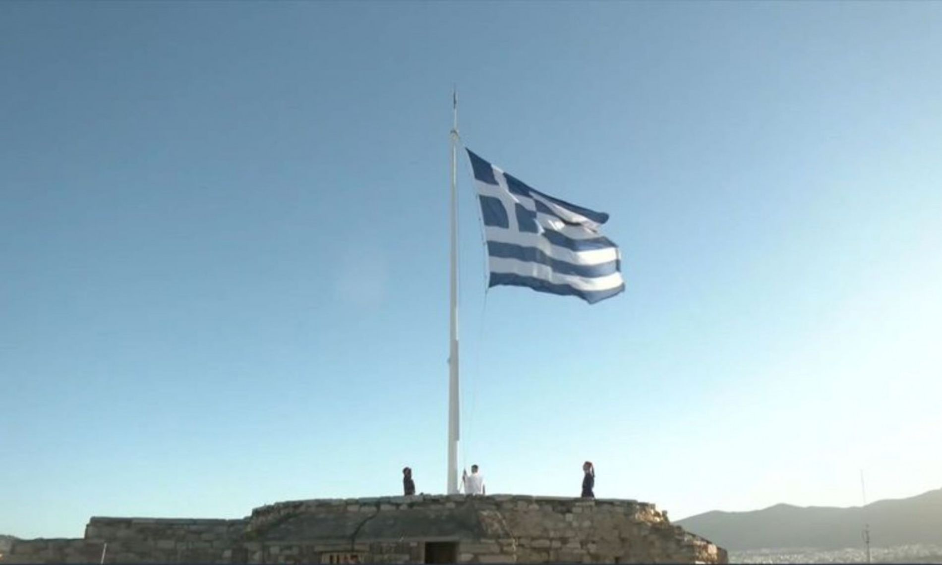 Με τιμές και συγκίνηση η έπαρση της σημαίας στην Ακρόπολη – Δέος στην τελετή της 28ης Οκτωβρίου