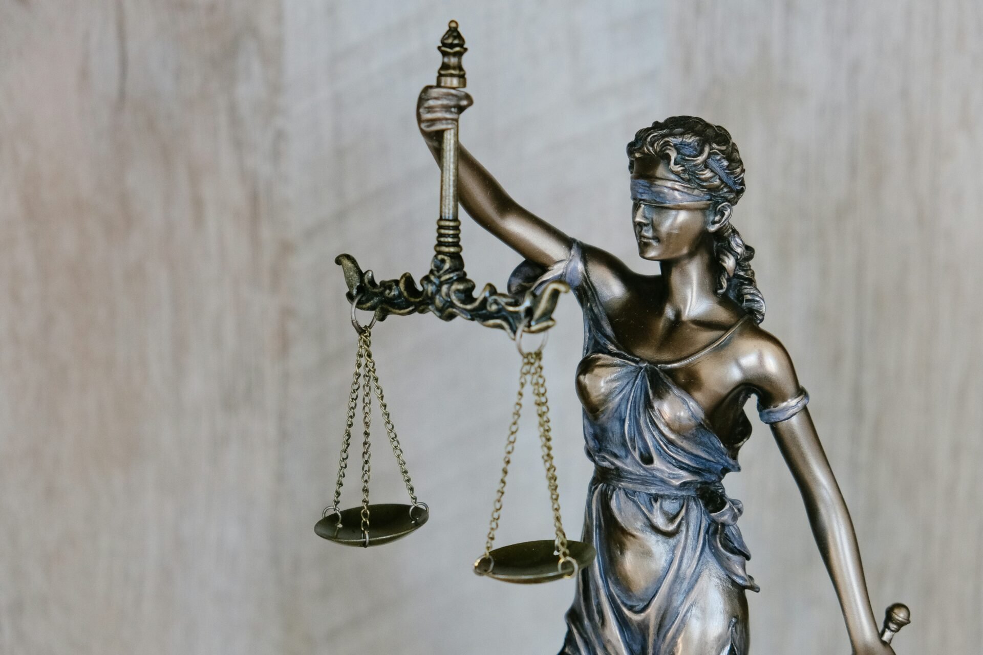 Έρευνα: Μόλις το 3% των Ελλήνων πιστεύει ότι υπάρχει δικαιοσύνη – Η διαφθορά κυριαρχεί παντού με Βουλή και κόμματα στον πάτο