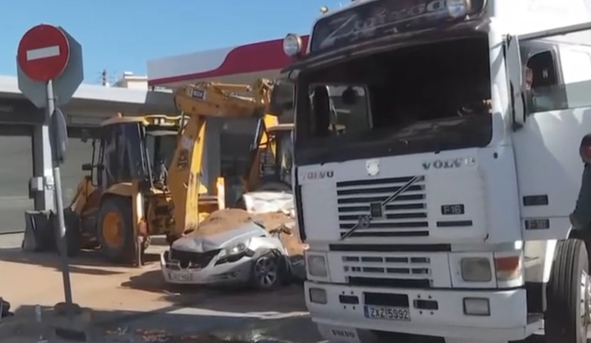 Σοκαριστικό τροχαίο στη Βάρη: Φορτηγό «έλιωσε» αυτοκίνητο μπροστά σε βενζινάδικο