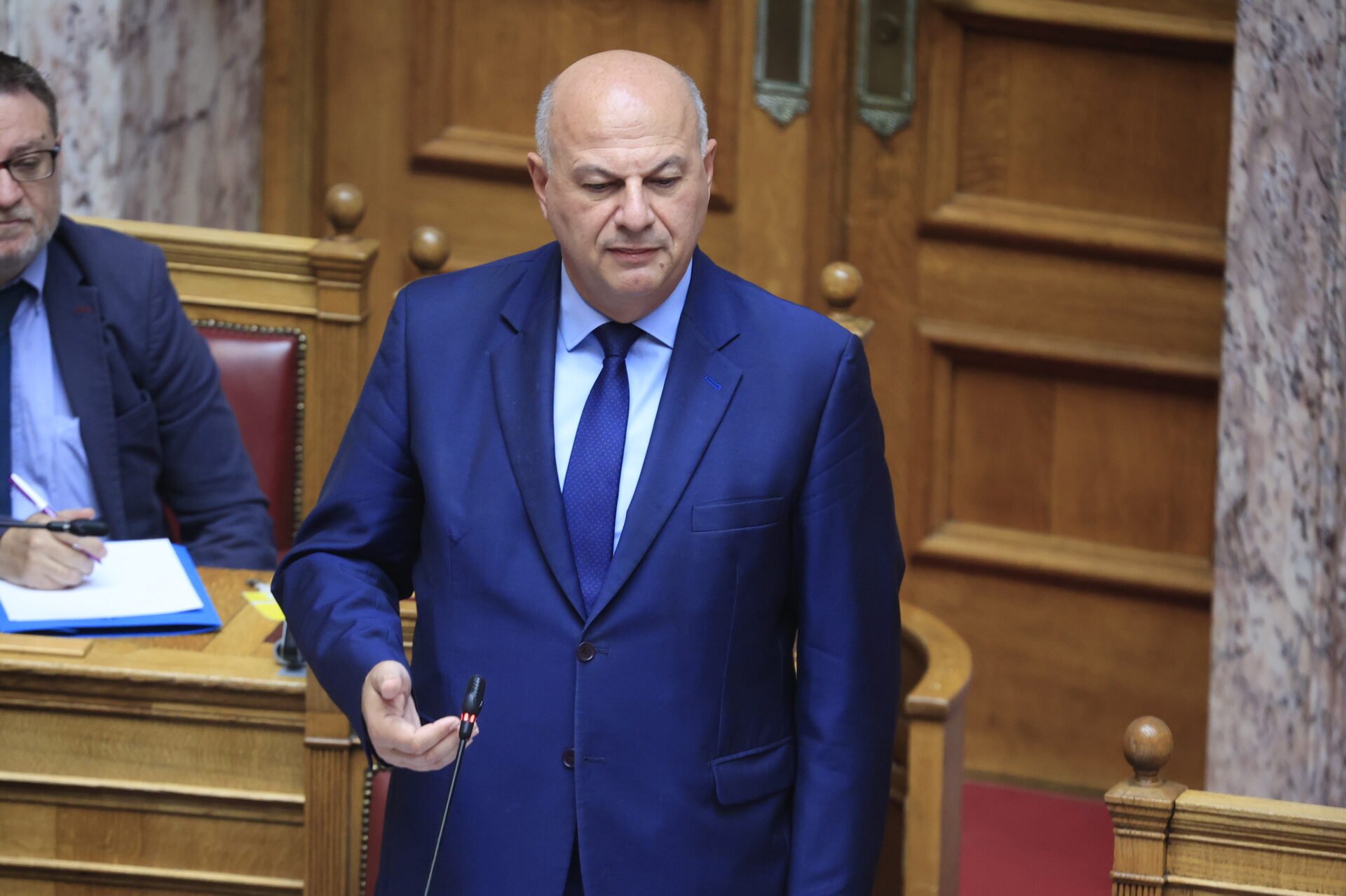 «Φταίει ο OLAF, όχι η κυβέρνηση» – Νέες δικαιολογίες από τον Τσιάρα για τις καθυστερημένες αποζημιώσεις