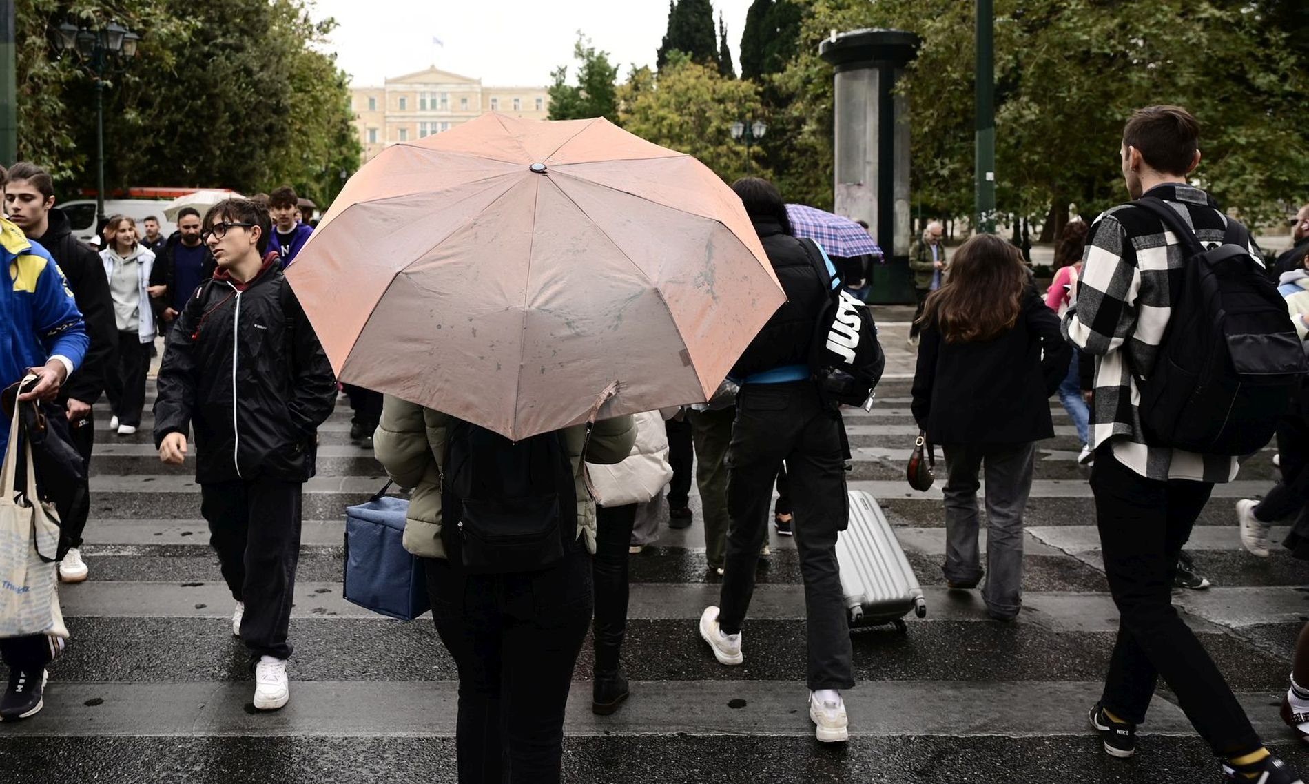 Το φθινόπωρο δείχνει τα… δόντια του: Καταιγίδες σε μεγάλο μέρος της χώρας – Δείτε τους χάρτες