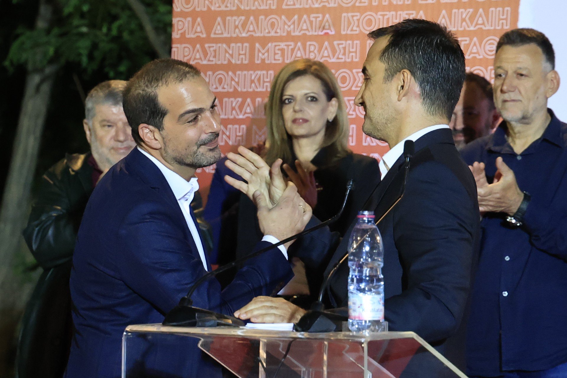 Μονομαχία Χαρίτση, Γαβριήλ για το κόμμα Τσίπρα – Ο κόσμος καίγεται και στη ΝΕΑΡ κρατούν Ομπρέλα…