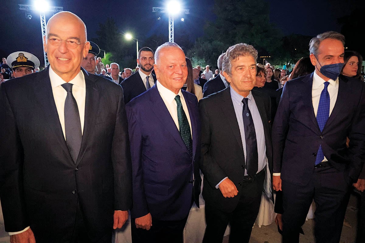 Εγκαίνια με ηχηρές απουσίες