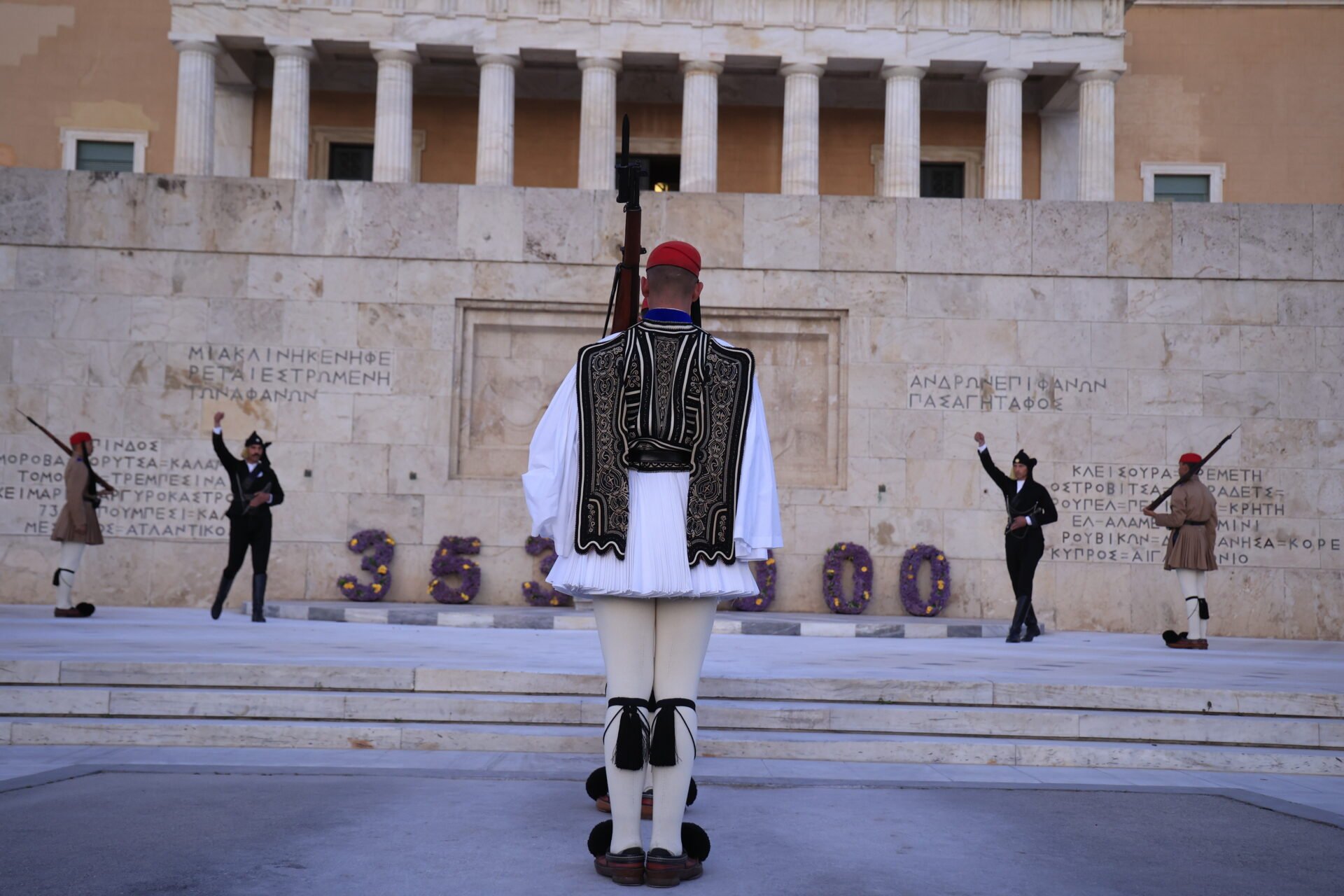 Δείτε το viral βίντεο με εύζωνα που ολοκληρώνει την τελευταία του υπηρεσία