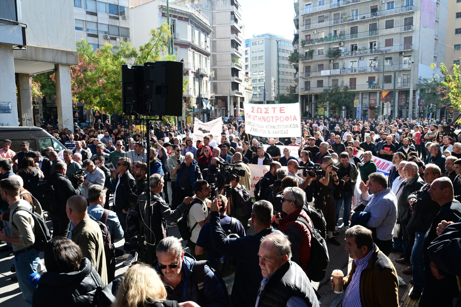 Στους δρόμους οι αγρότες της χώρας – «Περικύκλωσαν» την κυβέρνηση (φωτό-βίντεο)