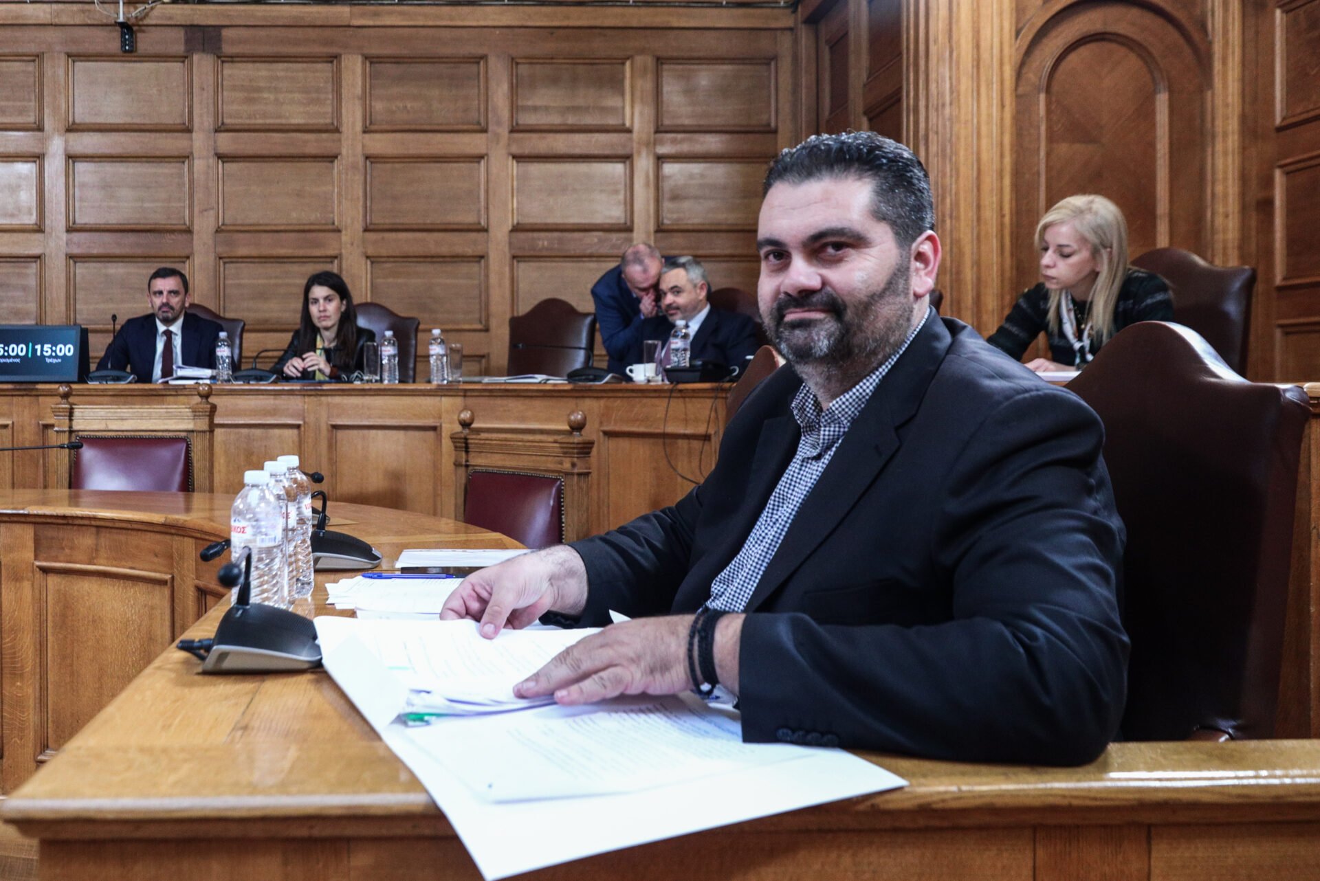 Σκάνδαλο ΟΠΕΚΕΠΕ: Άγριος καυγάς στην Εξεταστική – Διακοπή μετά την επίθεση Λαζαρίδη στον μάρτυρα Τζεδάκη (Live video)