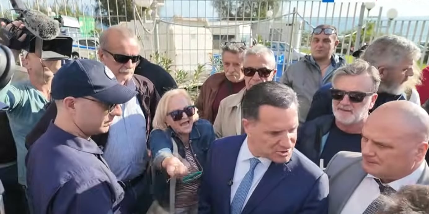 Αποδοκίμασαν τον Άδωνι στη Χίο: «Μας διαλύσατε το νοσοκομείο» (βίντεο)