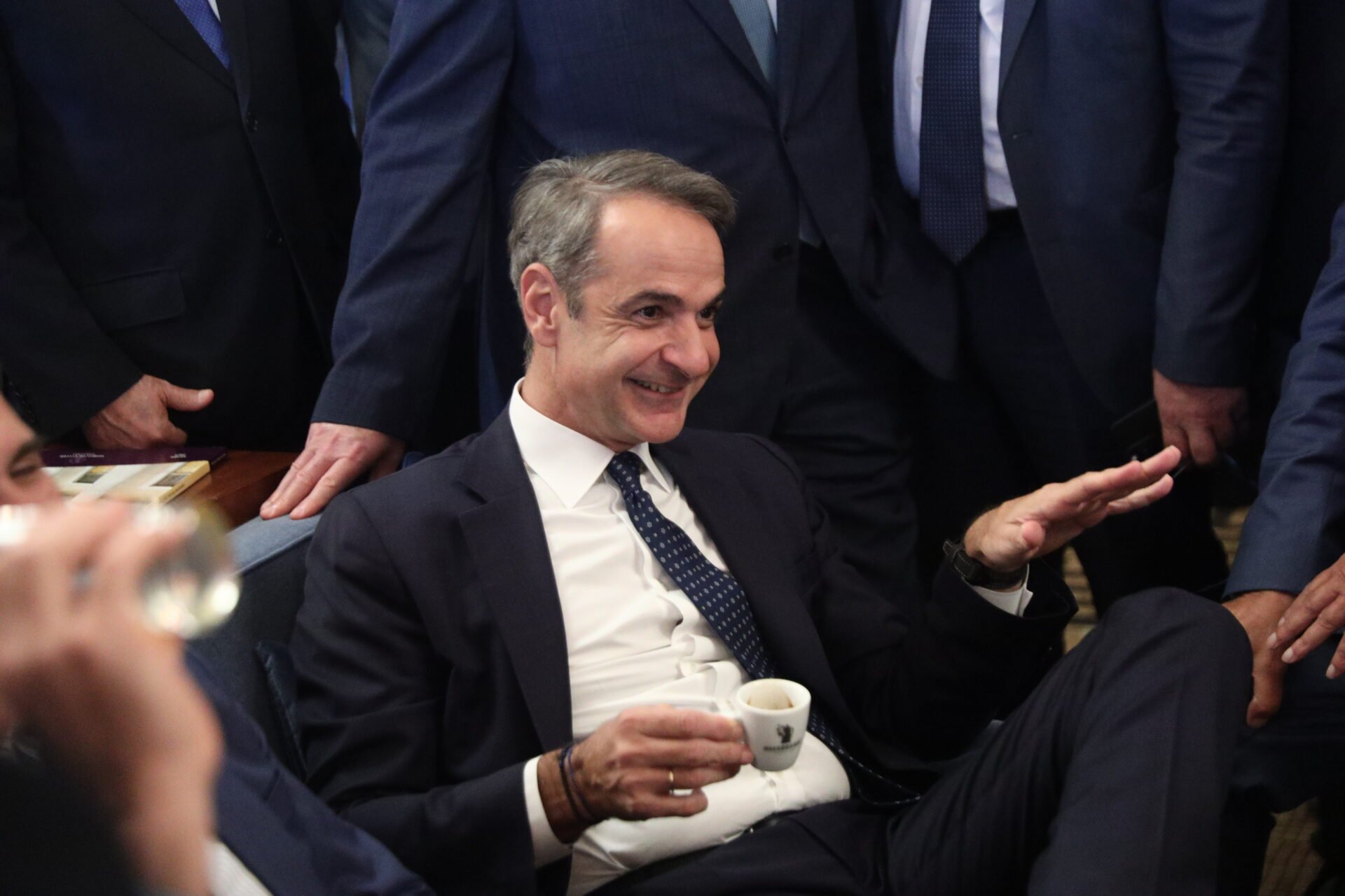 Σε παράλληλο σύμπαν ο Κυριάκος – Τα βλέπει όλα… ζάχαρη στο κυριακάτικο αφήγημά του