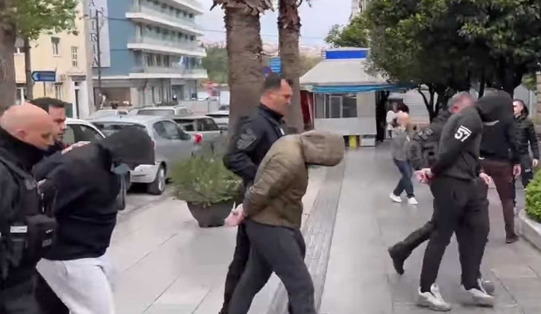 Χαλκίδα: Στον εισαγγελέα με μάσκες οι 8 συλληφθέντες για την δολοφονία του 20χρόνου οπαδού της ΑΕΚ (βίντεο)