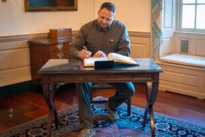 Τελειώνουν το «δεξί χέρι» του Ζελένσκι; Έφοδος στα γραφεία και το σπίτι του λίγη ώρα μετά τις δηλώσεις του για τις διαπραγματεύσεις