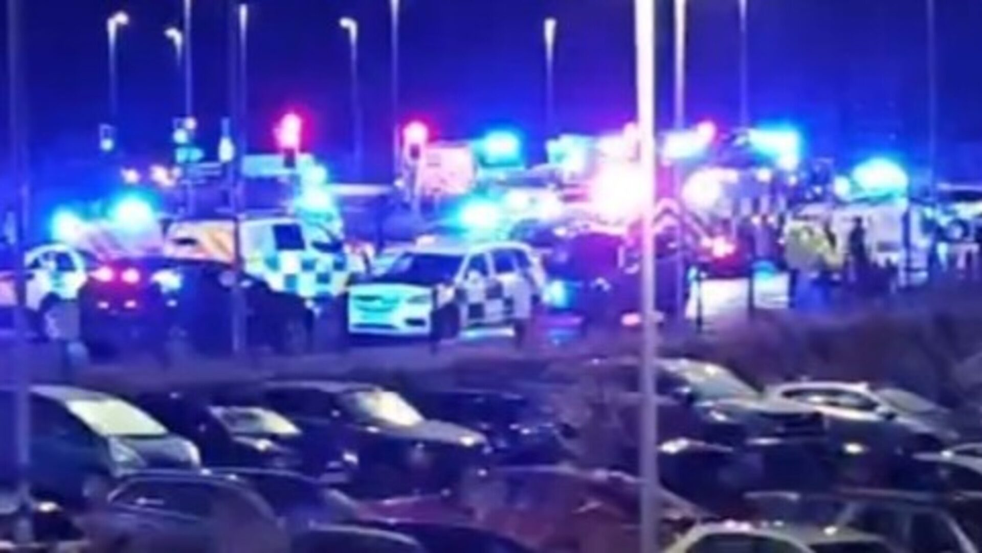 Αιματηρή επίθεση με μαχαίρι σε τρένο στη Βρετανία – Πολλοί τραυματίες, δύο συλλήψεις