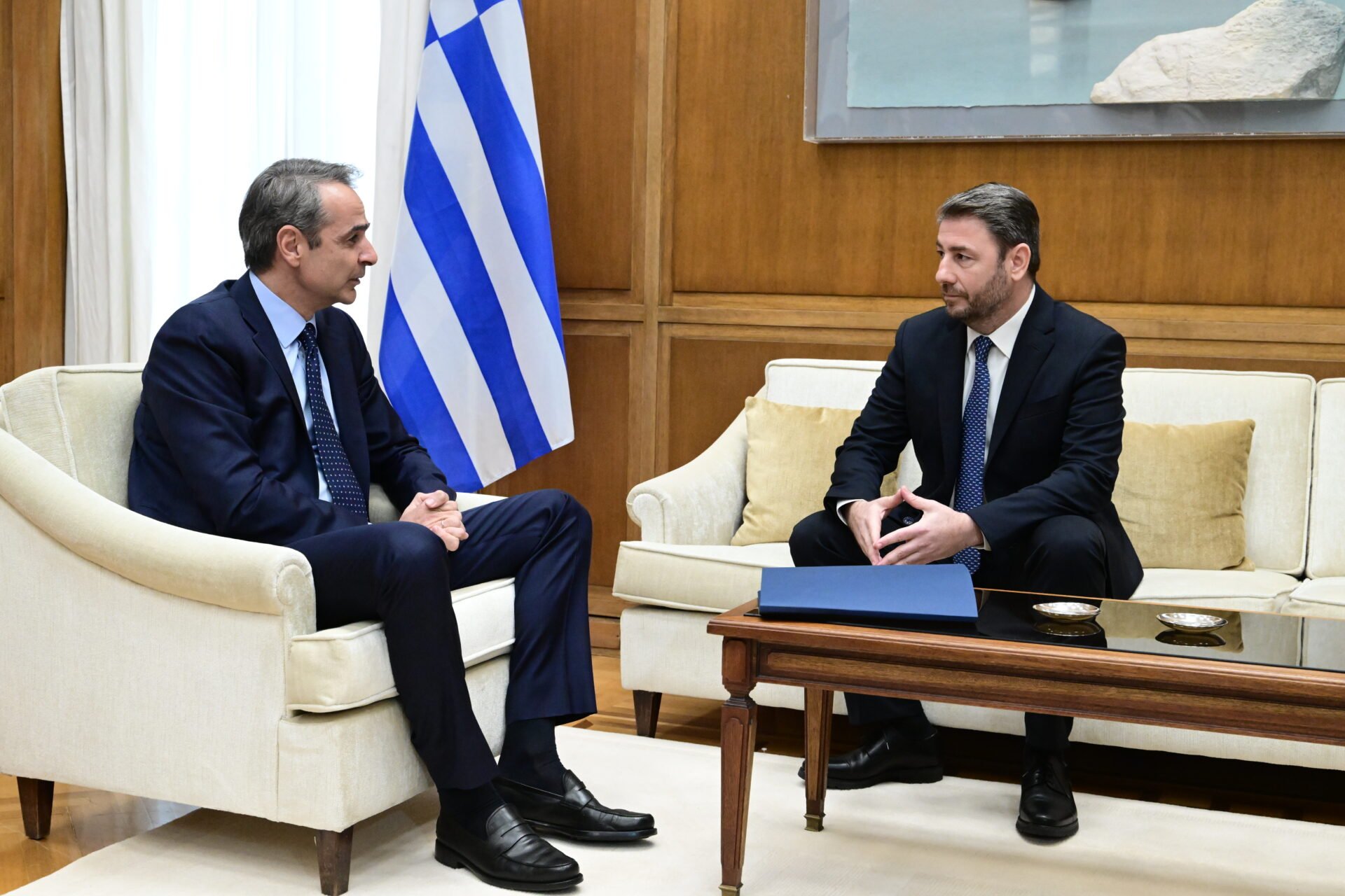 «Σωσίβιο» στο ΠΑΣΟΚ ψάχνει ο Μητσοτάκης